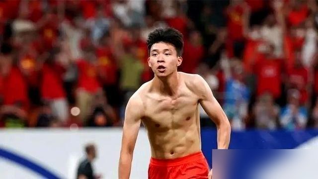 19岁中超射手王，拒绝了德甲，跑去丹麦了。
门兴给的是月薪5000欧，二队，还得外租。王钰栋扭头就签了中日德兰，条件就一条：一线队轮换，欧协联正赛得能踢。
咱再看看徐彬，当年去狼队，听着多唬人，结果零出场，板凳坐穿。
王钰栋这步棋，狠。两个中超赛季53场，19球11助攻，德转身价180万欧，本