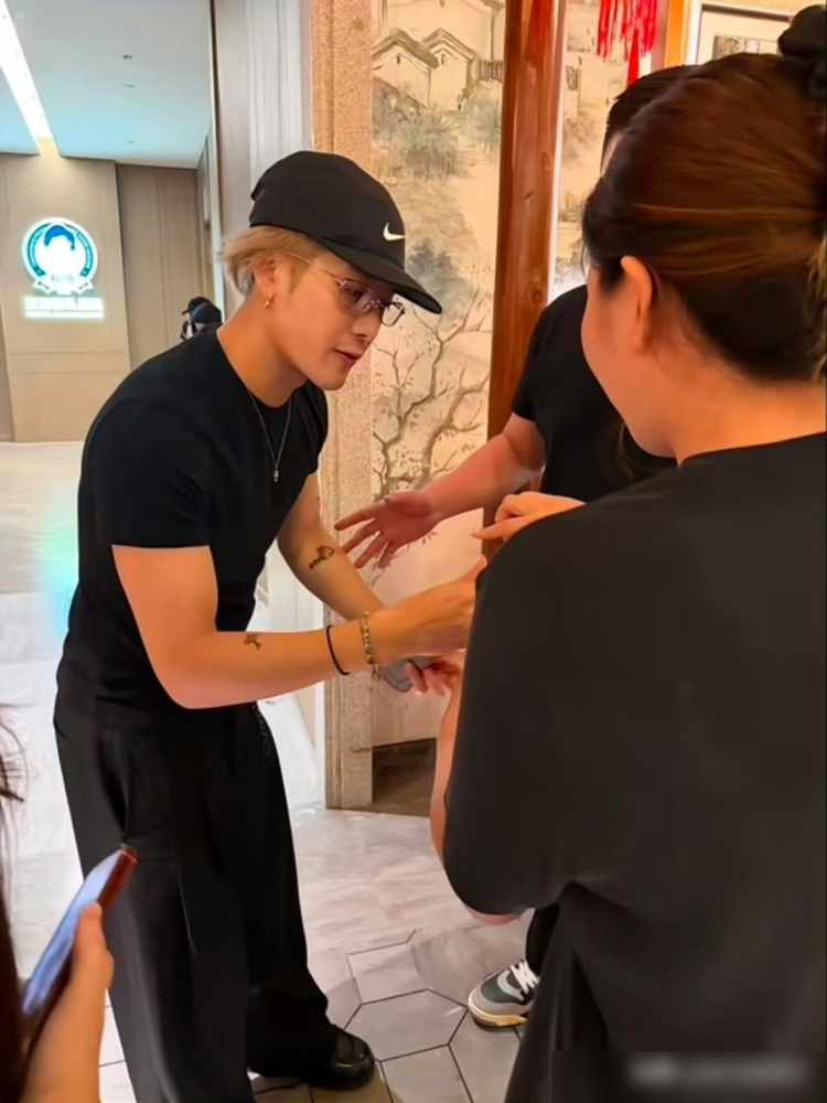 刚跟阿信破次元同台，王嘉尔转身就去吃佛山猪肉婆了！
被路人粉丝偶遇，主动跟粉丝和小朋友亲切互动，半点儿顶流架子都没有。
这次来佛山是参加百事音乐盛典，活动结束后还特意给粉丝准备了逆应援，亲签、小卡、现金连菠萝油都安排得明明白白。
一边是舞台上破次元炸场的顶流，一边是私下完全没包袱的普通人。
