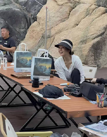 章子怡被路人拍到，纯素颜出镜也很美