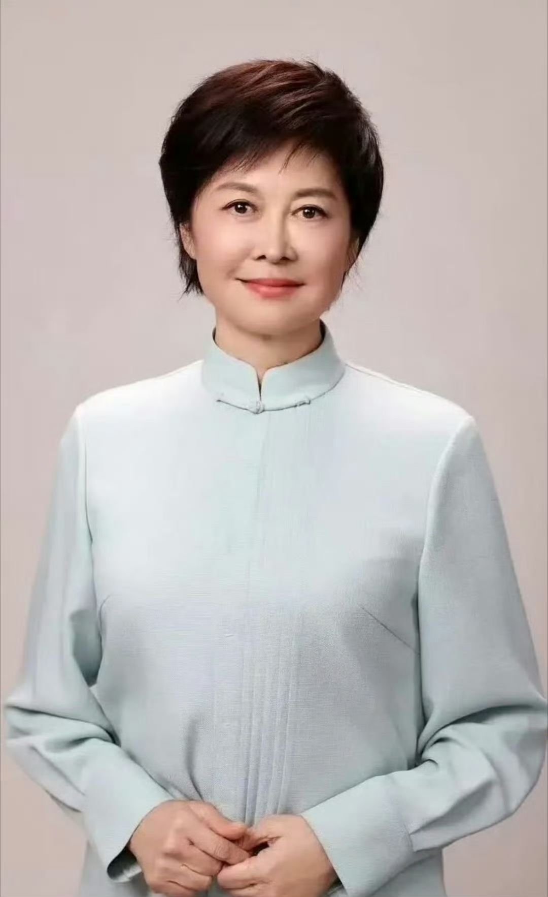 敬一丹遗体告别仪式现场：
水均益，韩乔生同行低头讲话，
朱军、朱迅表情悲伤低调离开，
王宁，刘纯燕忙前忙后，
刚强、尼格买提眼睛都哭肿了……

现场人山人海，
都是排队前来悼念的人，
几百位一起共事过的同行们，
几乎所有的央视主持人都来了，
还有很多自发前来的民众，
他们胸前戴着白色的花，
手里捧着