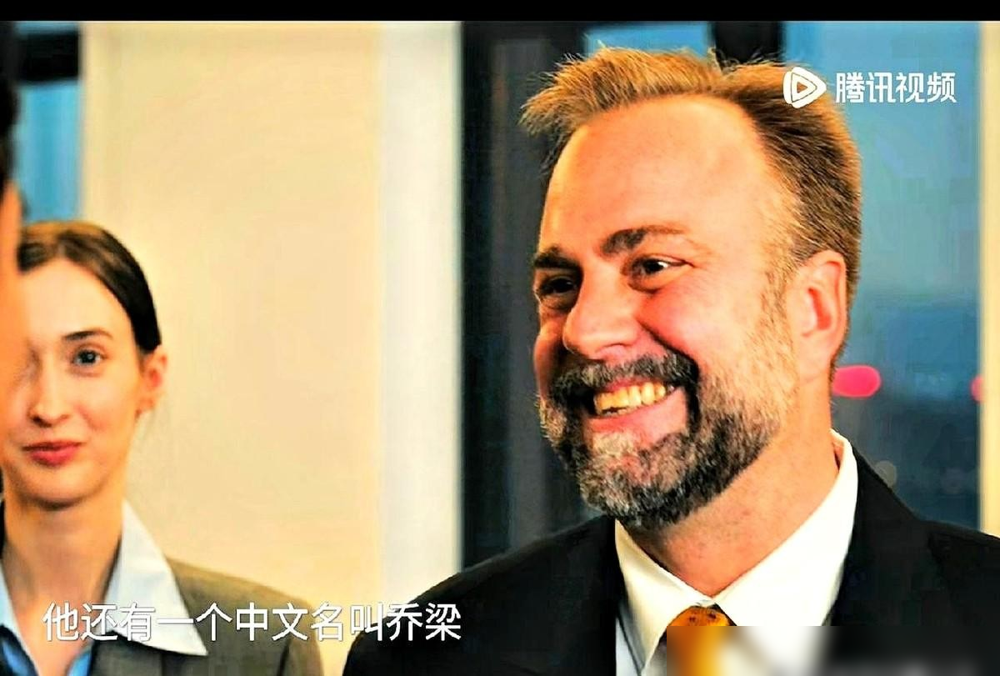 欧豪跟邱天那场吻戏，实拍，没借位，没用替身。
镜头怼着脸，嘴唇贴上去，舌头没伸，但呼吸是乱的。邱天的手抓着他领口，指节发白。
要知道这哥们以前拍感情戏，能避就避，能删就删。这回不躲了。
但重点根本不是他破例。翻翻剧本，那场戏前头压了六集，俩人互相试探，互相怀疑，到第七集才绷不住。吻下去那一下，