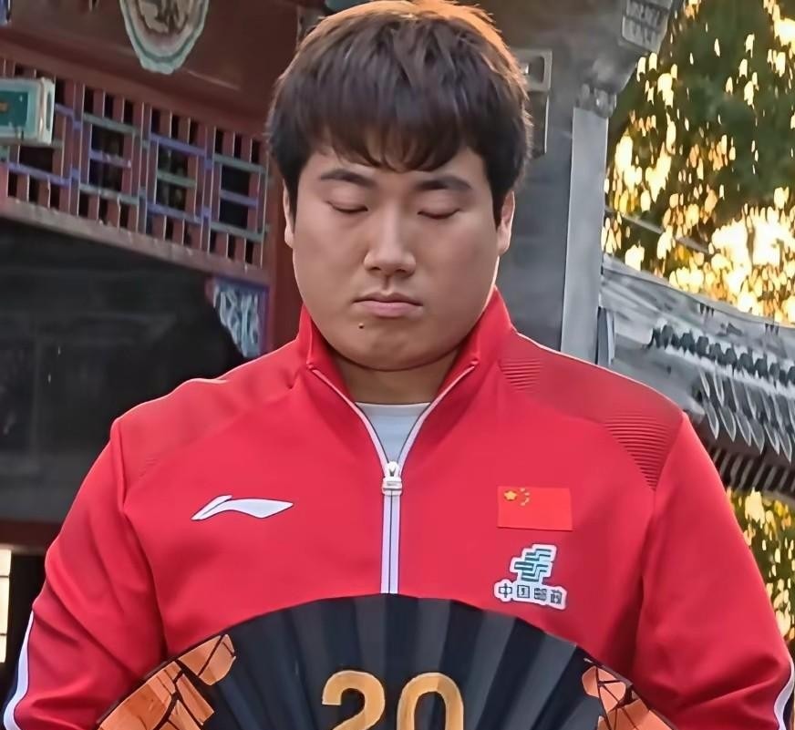 2024年9月27日在北京首钢园的WTT大满贯抽签现场，梁靖崑全程脸色凝重，一丝笑容都没有。这哪是来参加盛会，分明是刚扛完连轴转的疲惫，又撞上了最残酷的签位——直接落入男单3/4区，与队友林高远提前扎堆。
奥运会刚结束，高额积分压力就顶在头顶。WTT大满贯高达2000个冠军积分，缺席就要面临扣分约束