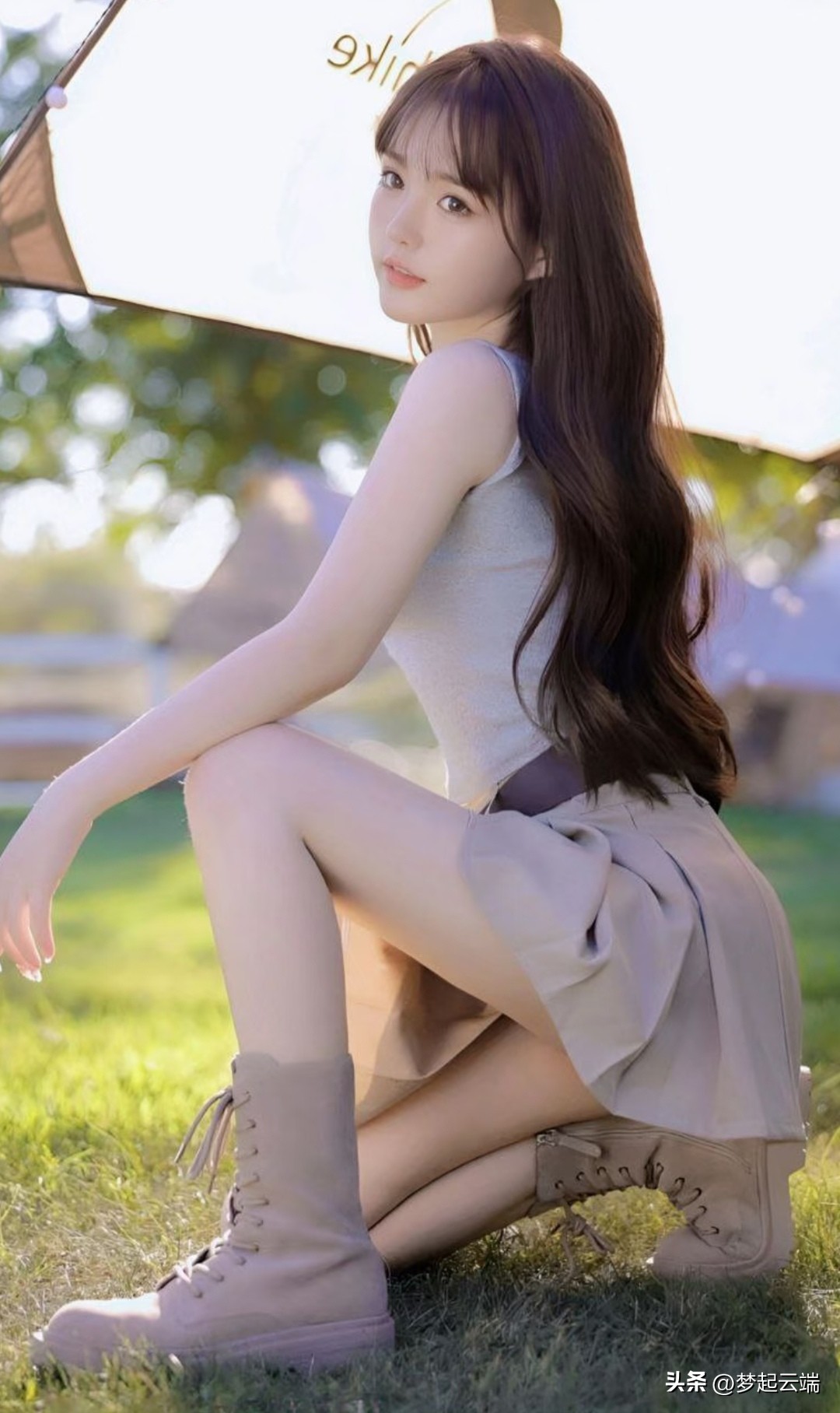 阳光下的甜美少女，伞下轻笑，清新自然。