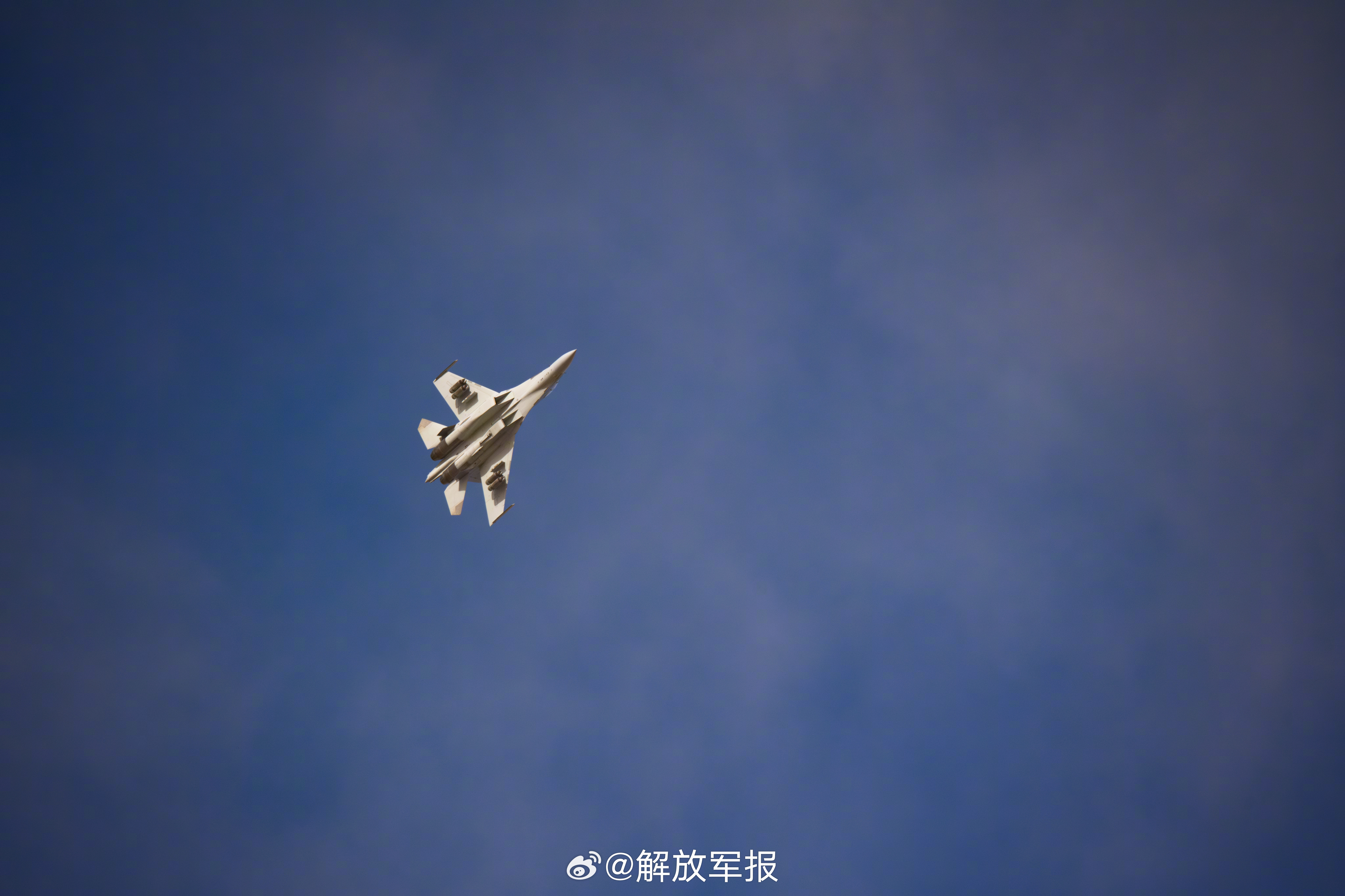 【一键收藏！看战机刺破苍穹】连日来，空军某部组织战机开展实弹打靶训练。...