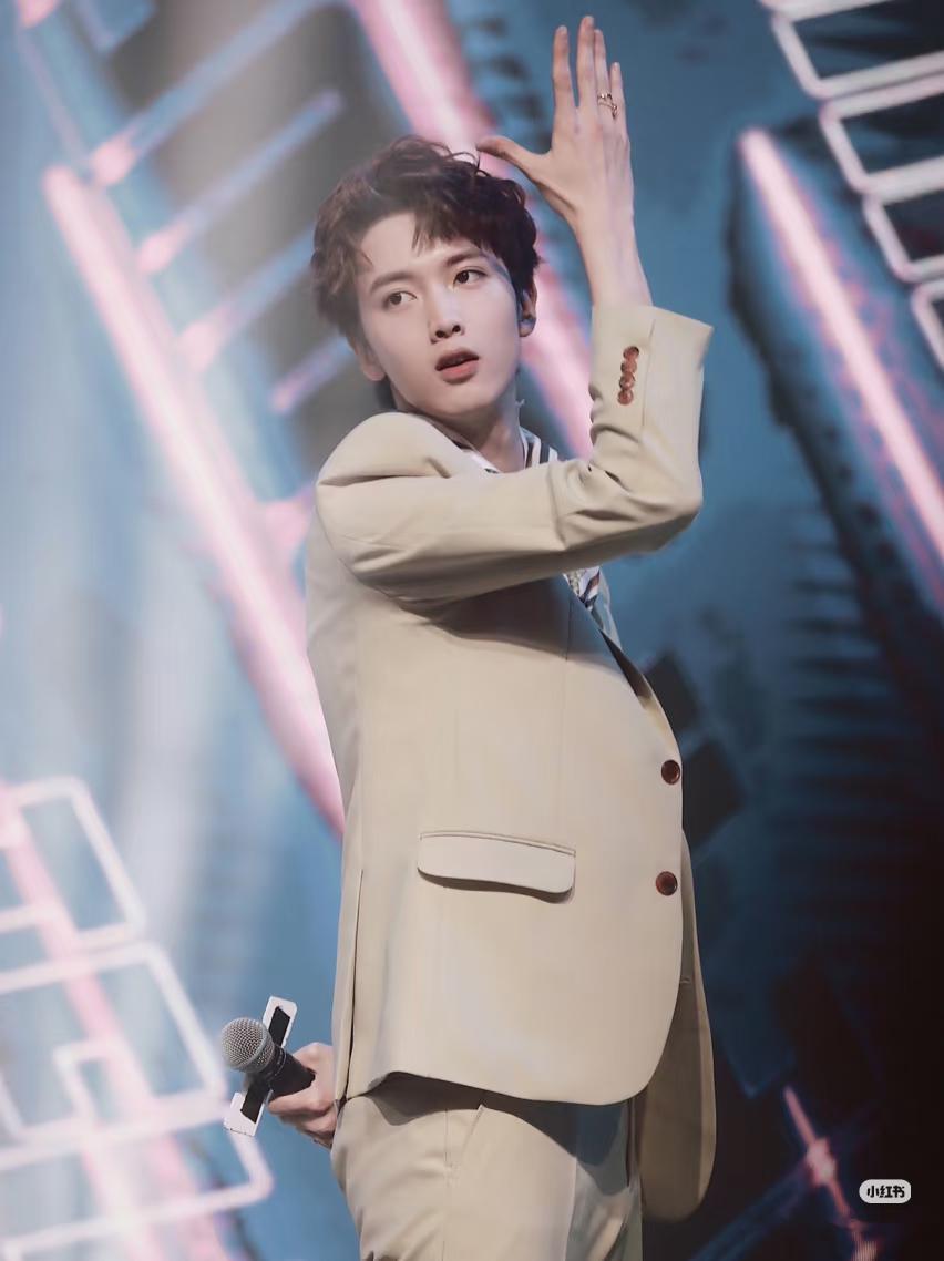 谢娜当场捂脸！陈宥维戴翅膀唱《囚鸟》，喜剧效果直接炸场   谁能把悲伤...