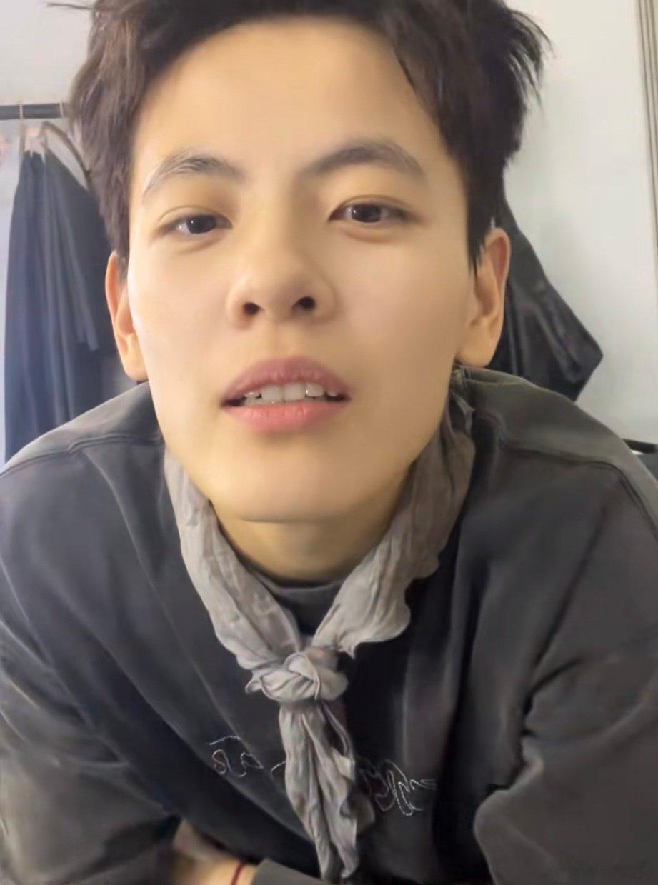 #杨舒予[超话]#  时间是冲走我的洪水 而我亦为溪流 ​