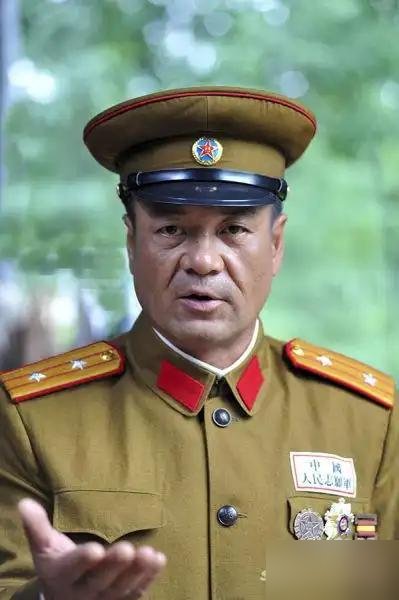张晚意演张学良，路透一出来，评论区直接炸了。
央视一套《伟大的长征》，张永新导演，《觉醒年代》原班底，这配置够硬。他特别出演张学良，一身军装，眼神里全是戏。可偏偏有人拿他跟寇振海、文章比，说少了点贵气，多了点倔劲。
张晚意自己倒挺清醒，采访里说，古偶得把假的演真，历史剧得把真的演活。跟张永新二次