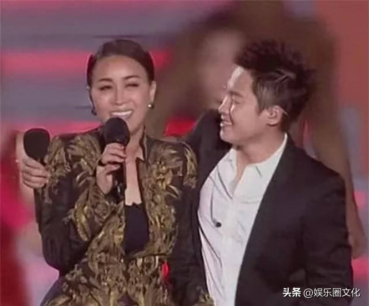 那英演唱会当众寻找梁博无果，散场后梁博发文：我全程都在
 
那英北京演唱会出现温情又颇具戏剧性的一幕，勾起不少观众对《中国好声音》的怀旧情绪。演出尾声，那英换上珍藏14年的黑金刺绣战袍，这件衣服正是2012年总决赛见证梁博拿下年度冠军时所穿。
 
台上的那英数次对着观众席呼喊梁博的名字，询问他是否到