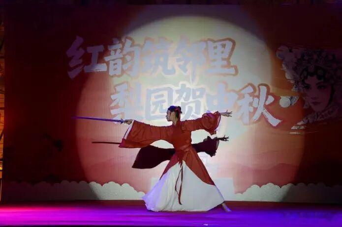 #网络中国节·中秋# 【昨晚6点半，鼓楼安西广场！】#中秋节# 为丰富市民文化生活，活化老城厢历史文化资源，“红韵筑邻里·梨园贺中秋”活动于日前在天津鼓楼拉开帷幕。本次活动立足津门地标，打造集演艺、巡游、市集、非遗体验于一体的沉浸式文化体验，除内场外面向广大市民游客免费开放。#老城津韵# 

 ​