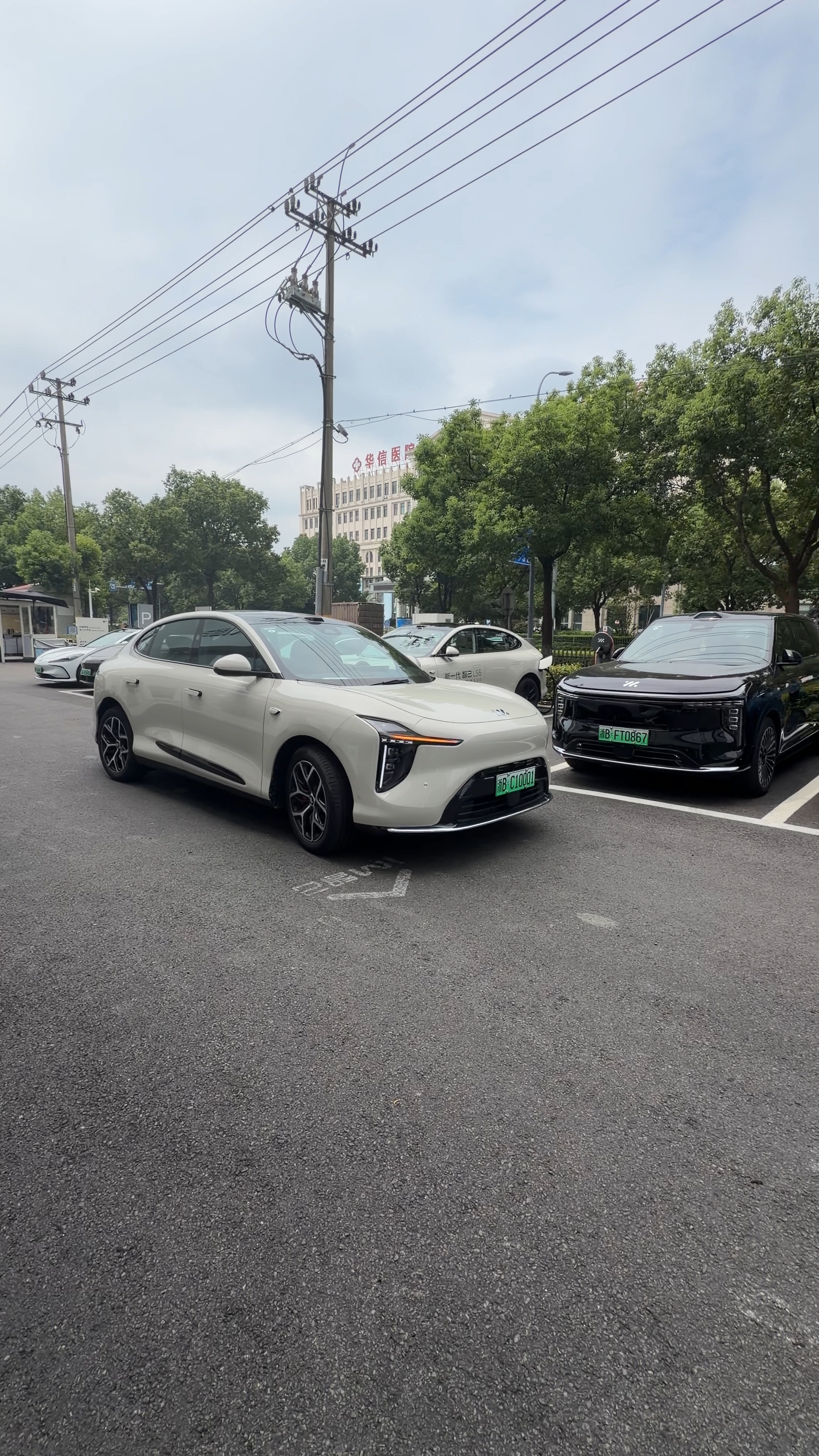 今天试驾全新一代智己LS6，第一感受就是好开。标配全线控底盘加后轮转向，大车却很灵活，小区窄路掉头毫不费劲。800V高压平台加速平顺，动力随叫随到，没有突兀的顿挫感。
座舱质感在线，四门电吸关门厚重。4D机械臂座椅按摩跑长途很解压，B&amp;O音响氛围感足。2960mm轴距，后排腿部空间充裕。
底盘滤震表