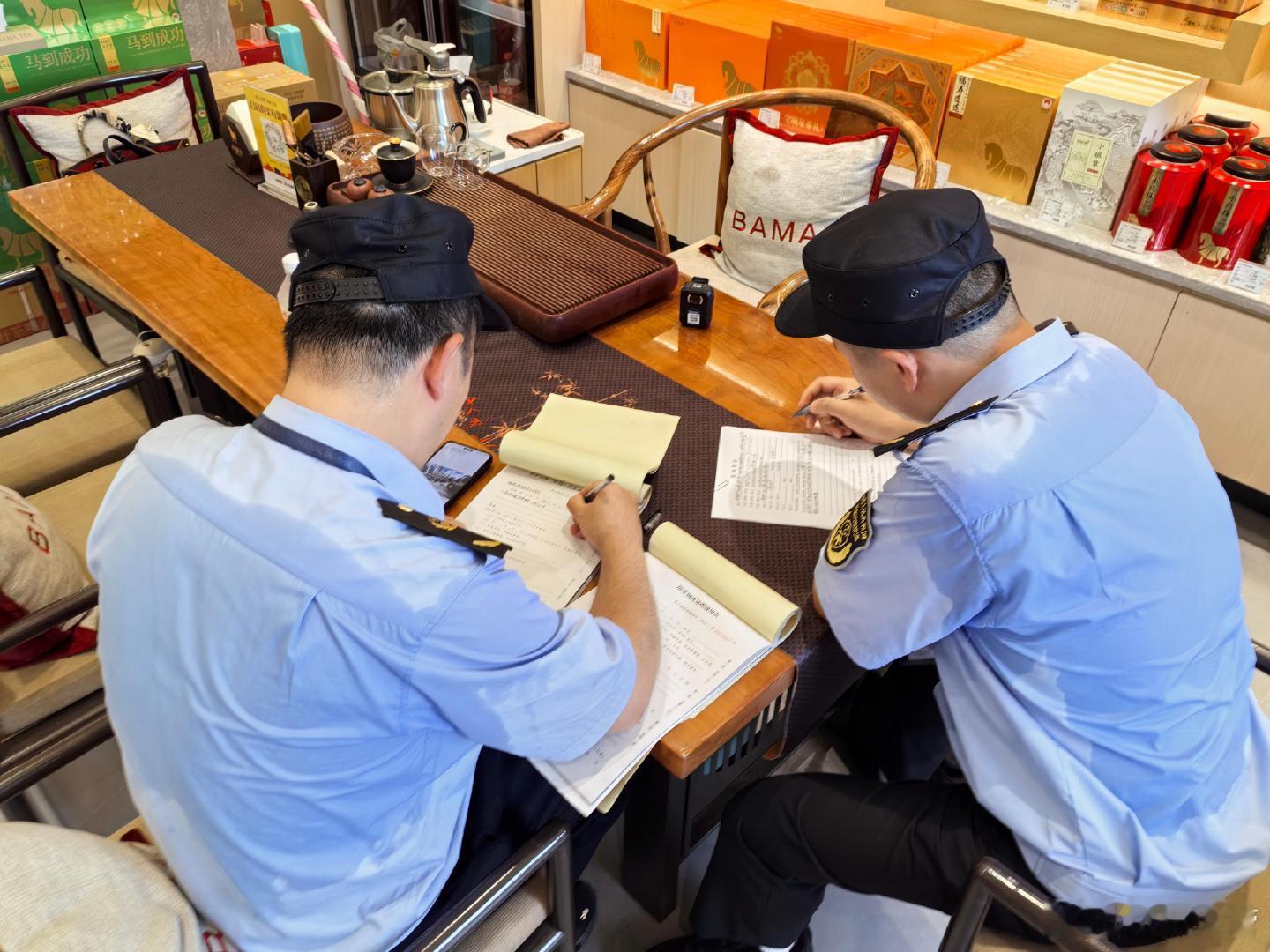#浙就很杭州#【部门联动整治经营乱象 还道于民改善环境】近期，萧山区宁围街道一沿街电动车商铺存在出店经营行为，占用道路影响通行，引发周边居民不满，产生矛盾纠纷。街道、社区、物业、执法队联合行动，多次赶赴现场核查，组织商铺负责人与业委会代表召开协调会，依规对商铺出店经营违法行为立案查 ​