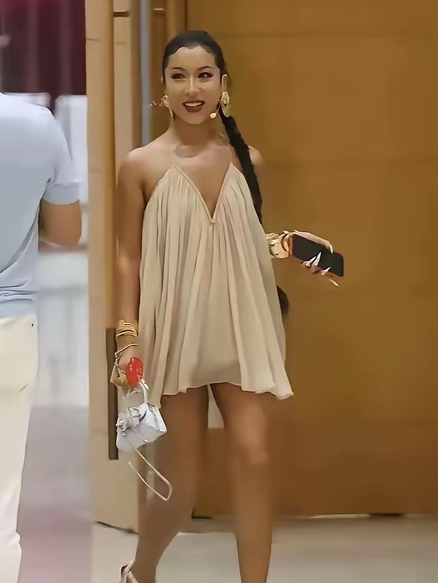为什么吉克隽逸会被骂上热搜？全网都在说是她穿得少。她算是把“敢穿”这两个字玩明白了。不少网友觉得她舞台造型大胆外露。
在红毯上也是如此穿着。到艺人朋友家做客也是一样的打扮。
有一次被骂到最厉害的时候，她也就回了句：穿得少不等于擦边。