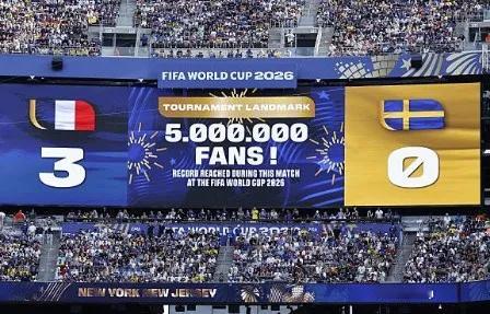 在法国3-0击败瑞典的世界杯淘汰赛中，现场大屏显示，2026年世界杯迎...