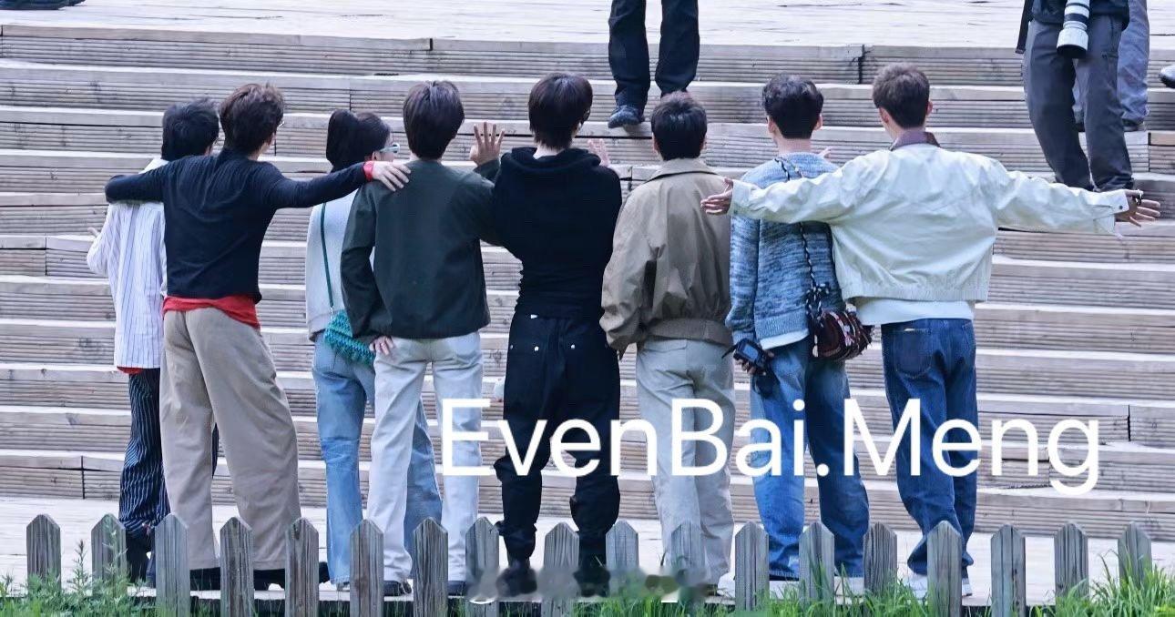 #白敬亭[超话]##白敬亭贾冰王安宇合照#
山野相聚，随性出发。
一群人的热闹，藏在九寨的青山绿水之间🌲
#白敬亭现在就出发# ​
