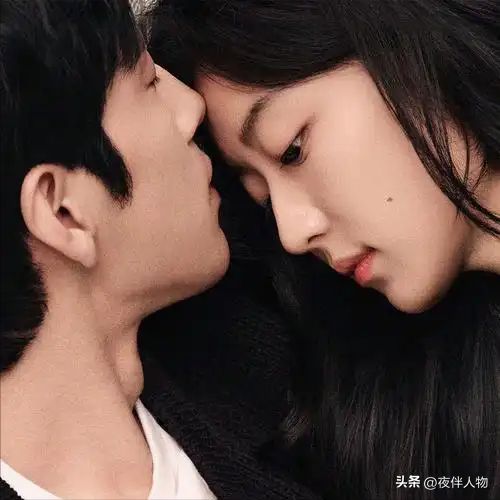 井柏然采访总说错话，吓坏孙千！孙千说，刚进组时每人一房间。她推开房门就见井柏然在锻炼。井柏然说，有时我也在车上练，孙千开门。结果话没说完，孙千就不干了。
拍《早春晴朗》时，井柏然说演员的行程赶，时间全靠挤。他一进组没有时间锻炼，一听马上要拍亲密戏了，心思得抓紧健身，要露胳膊后背了，得小练一下。
说完