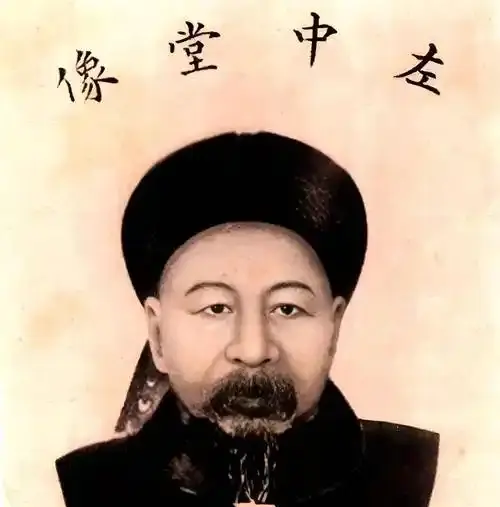 左宗棠死后家产曝光，慈禧为何连夜改圣旨
1885年9月，左宗棠病逝于福州，享年74岁。消息送到北京，慈禧没有马上落笔定论，而是先问了一件事，手握几千万两军费，掌管西北军政多年，这位左大人到底留下了多少家底？这个问题并不奇怪。

左宗棠收复新疆期间，经手军费超过五千多万两白银，手下有大军，身边有幕僚，