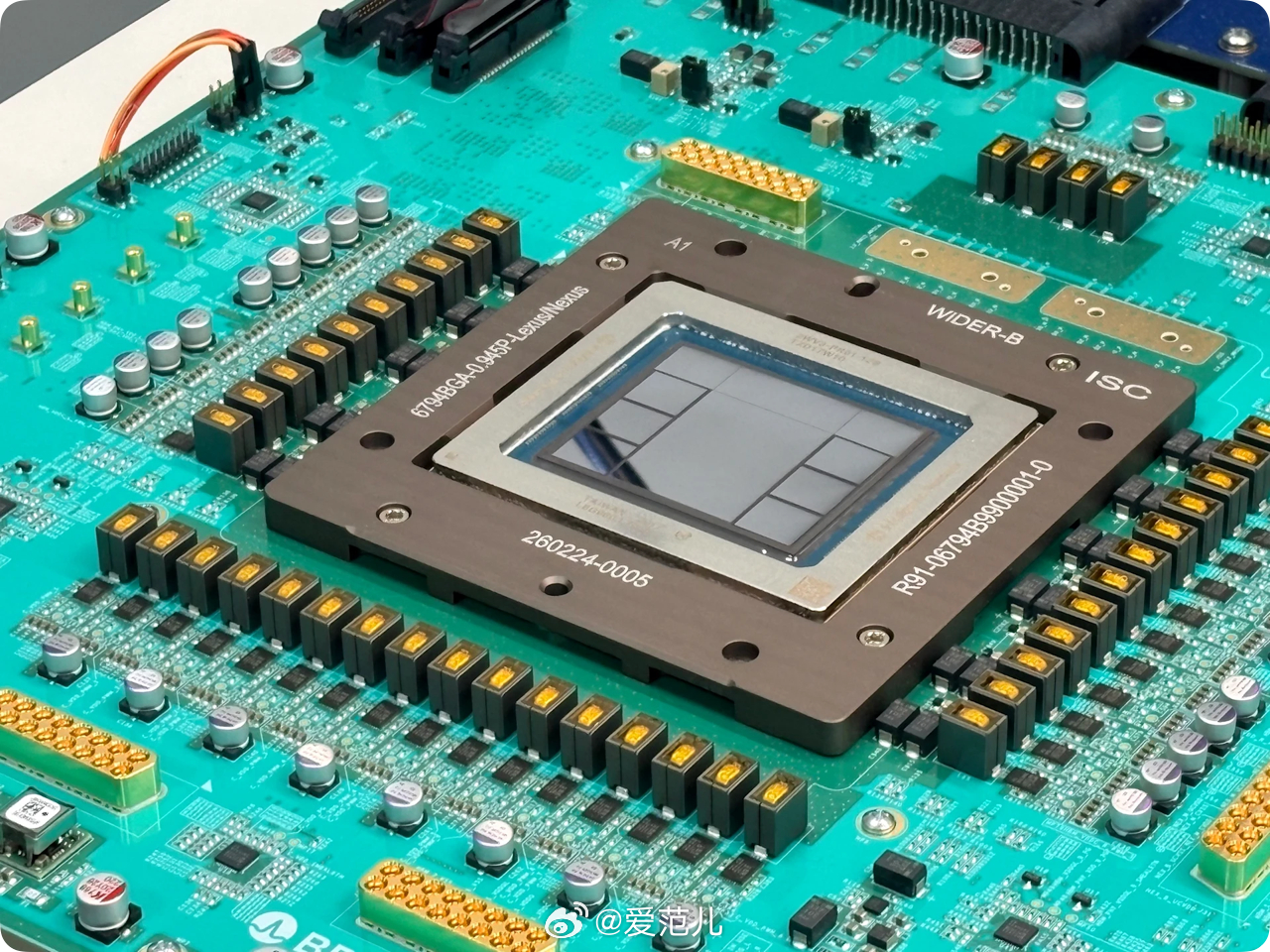 【全面超越英伟达 GB200 与 GB300，OpenAI 首颗自研芯片 Jalapeño 实测出炉】

#OpenAI首颗自研芯片# 日前，OpenAI 公布首款自研推理芯片 Jalapeño 首批实测成绩，在吞吐、能效与延迟三项指标上全面超越英伟达 GB200 与 GB300。根据 OpenAI 与 SemiAnalysis 在 InferenceX 基准上的测试结果：

- 在 GP ​