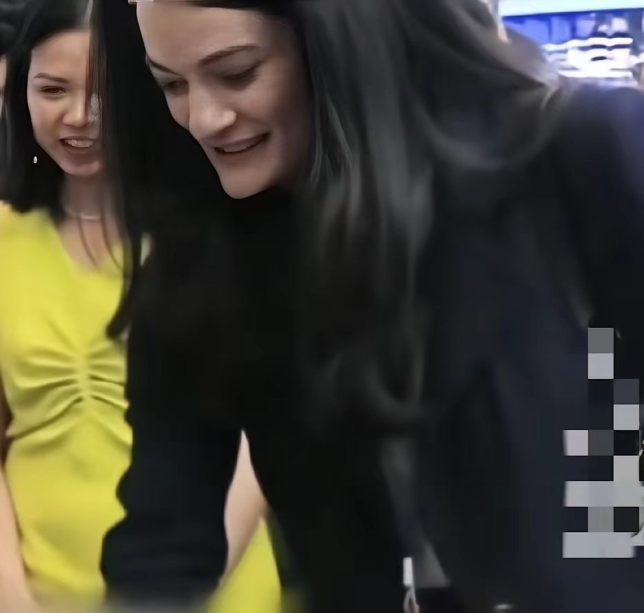 黄仁勋女儿黄敏珊参加北京2026机器人大会时与众人的留影。 ​