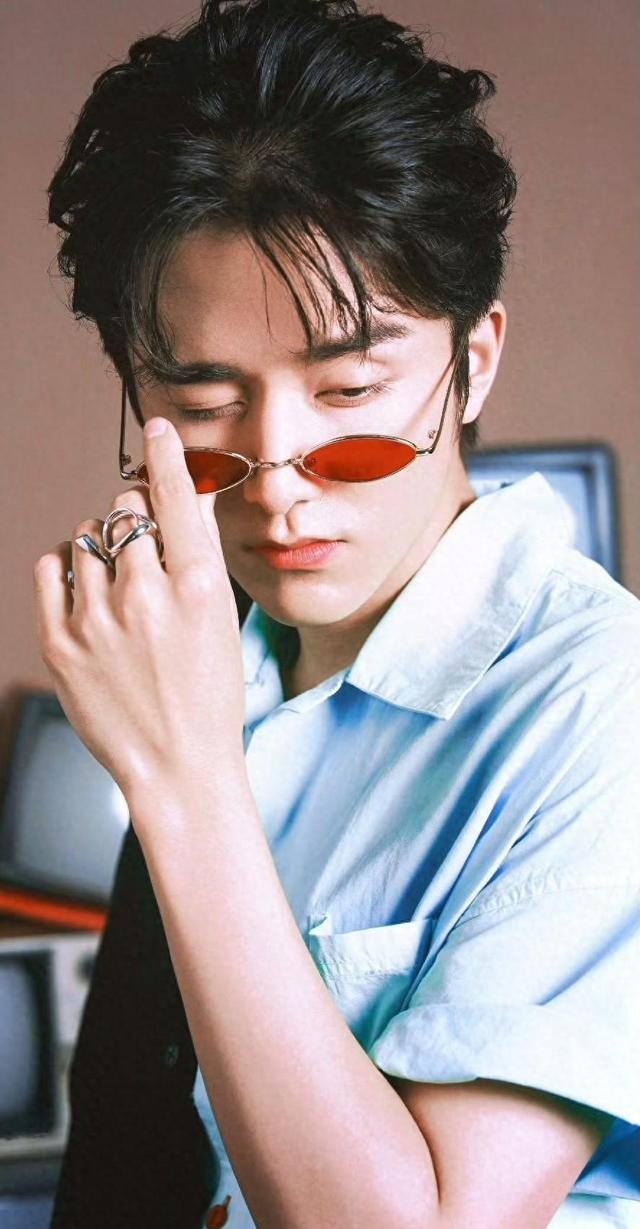 张新成

1995‑08‑24，湖北荆州，毕业于中央戏剧学院音乐剧系，演员、歌手，圈内人称“本哥” 。
艺考传奇：同时拿下中戏、北电、上戏、军艺等多所艺术院校专业第一，文化课560分，文化、专业双第一考入中戏，钢琴、舞蹈、声乐全能，拍戏大多原声台词，性格低调，很少炒作绯闻。
年少13岁独自北漂求学，