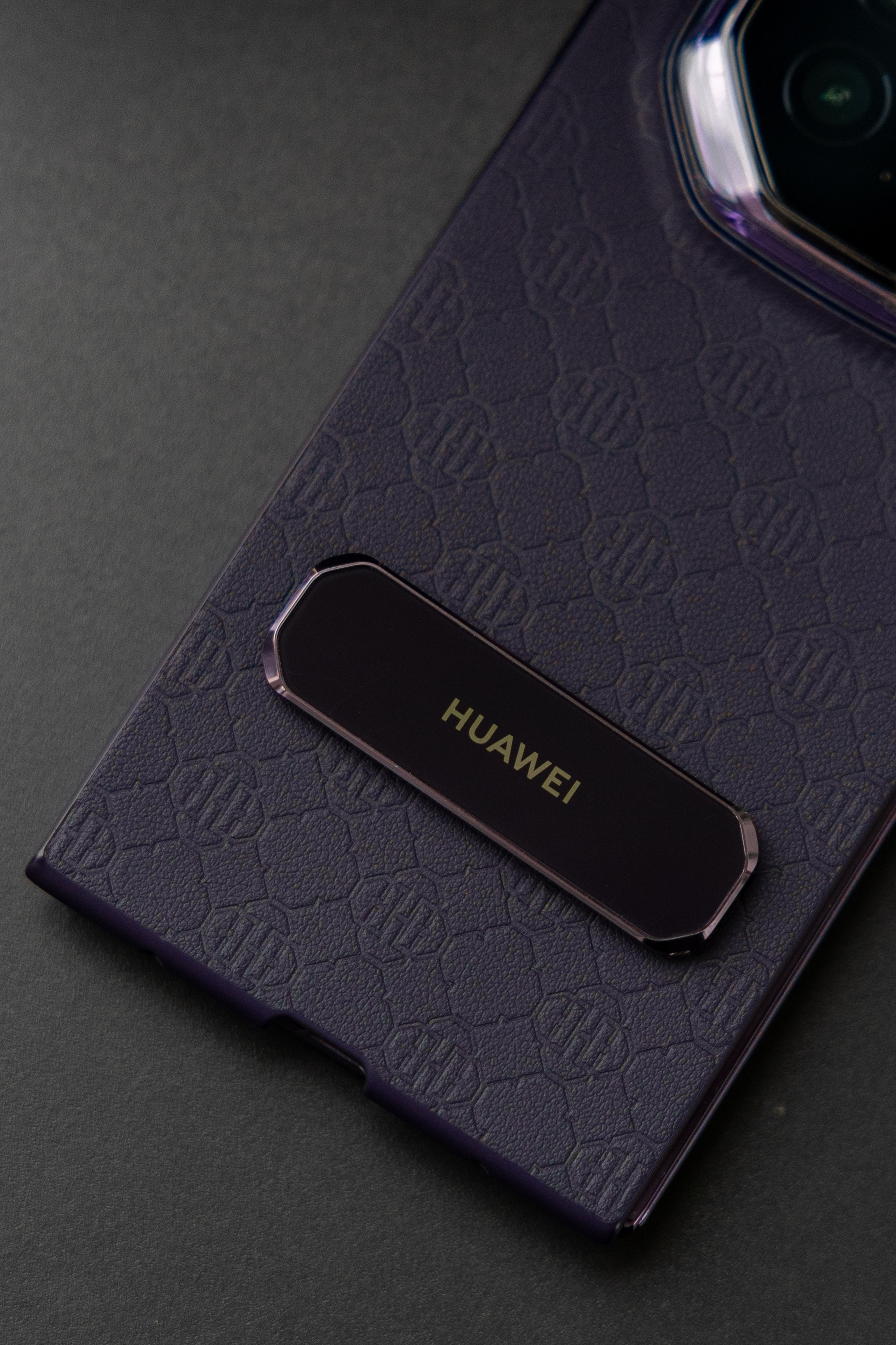 今天拍了一组 HUAWEI Mate XT 2 非凡大师 锦紫色的开箱图 #展翼三折叠左右都行#

认真看这个颜色，感觉它不是那种很张扬的紫，而是带着一点低调的金属质感，光线变化的时候，颜色也会跟着发生一些细微的变化

最有意思的还是三折叠的形态，从折叠状态一点点展开，屏幕随之打开，整个视觉也跟着变得更开 ​