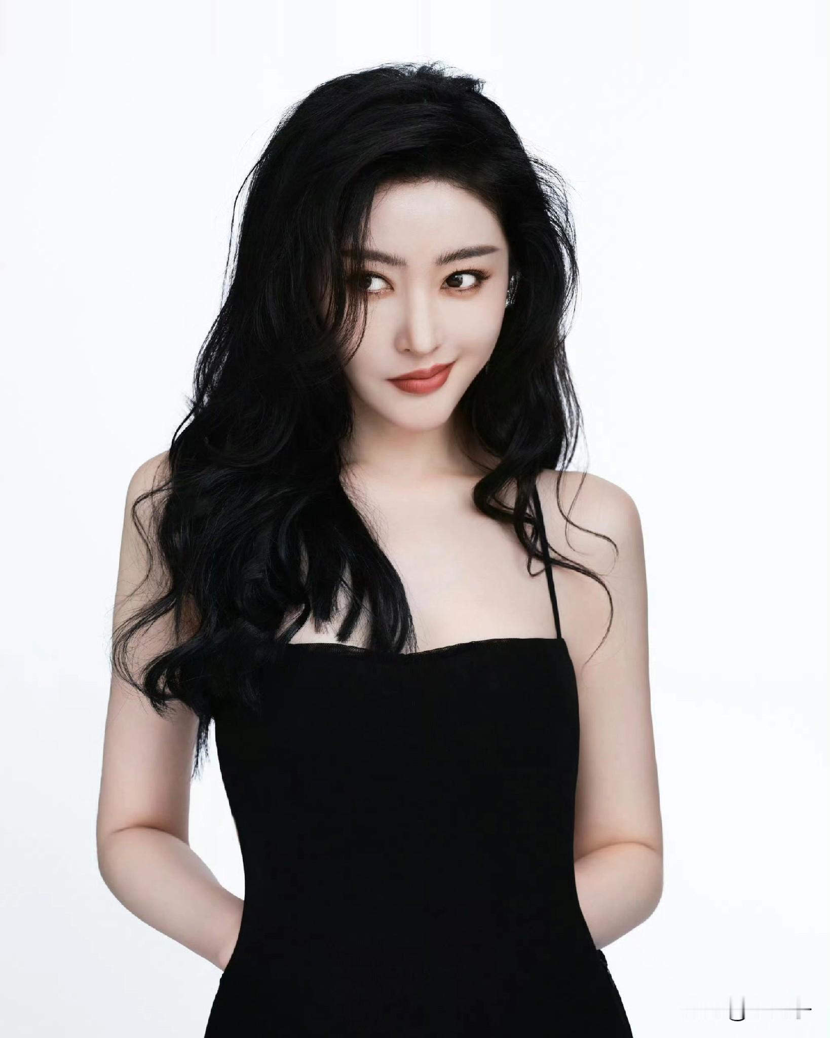 张天爱这组写真大片简直绝了，直接化身为高级性感的黑天鹅美女。这种照片真...