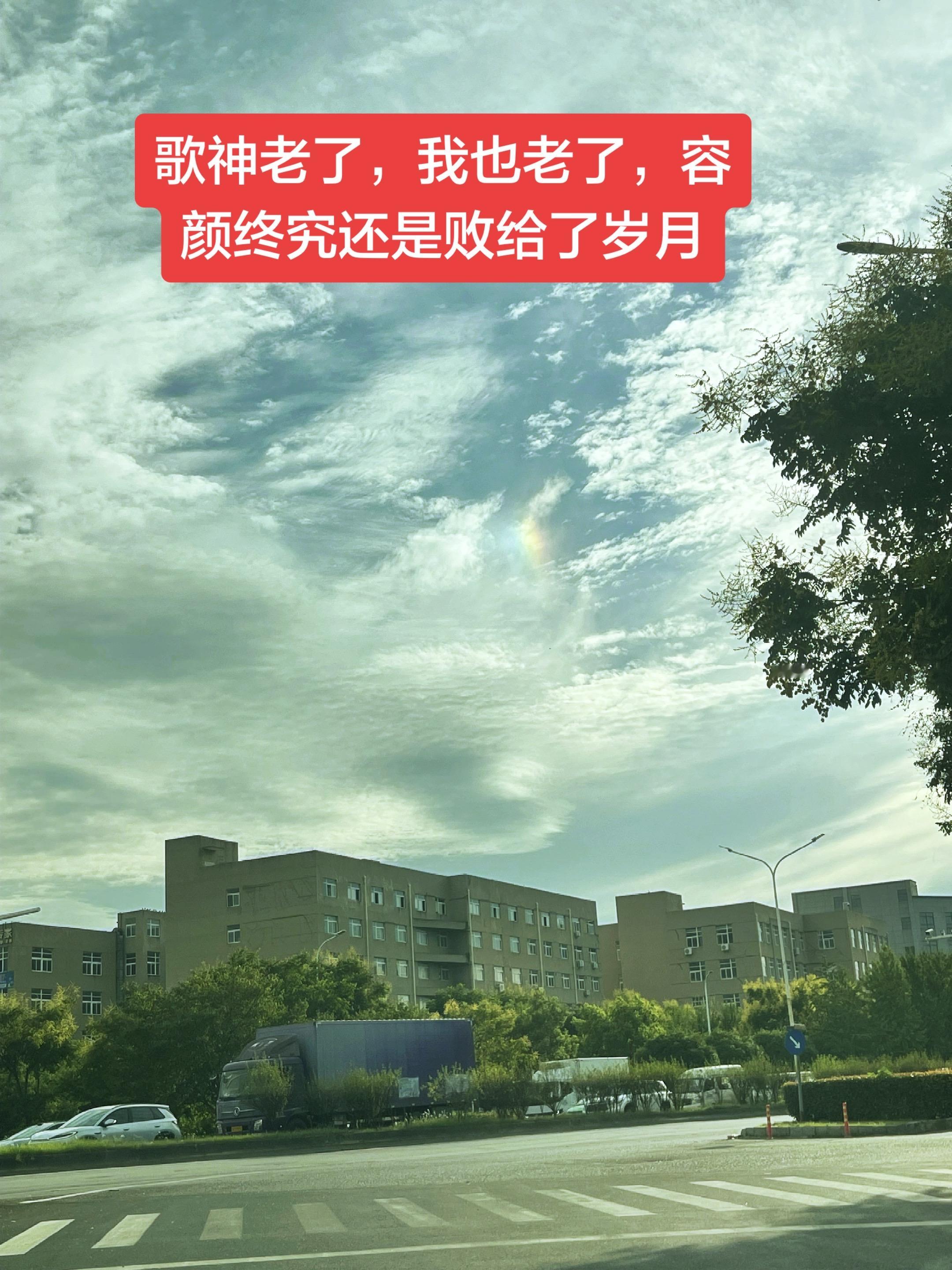 总以为爱会一直在，肆意消耗着彼此的真心。等到人走远了，才恍然醒悟，可惜世间，没有重来。
张学友  华语乐坛 我应该 港乐经典
