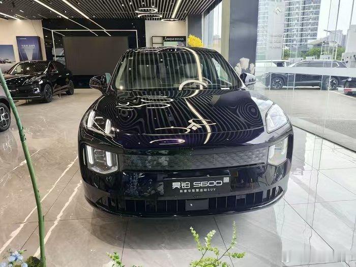 24h深度试驾昊铂s600后，我向往的生活具象化
 
最初只是抱着试试看的心态踏进昊铂展厅，展台上的S600一下子就吸引了视线。流畅的溜背线条、利落的前脸造型，静态伫立就自带气场，绕车看了好几圈都没看够。
 
24小时深度试驾跑过城市道路，平顺的底盘、安静的座舱、宽裕的空间，一点点戳中喜好。驶过开 ​