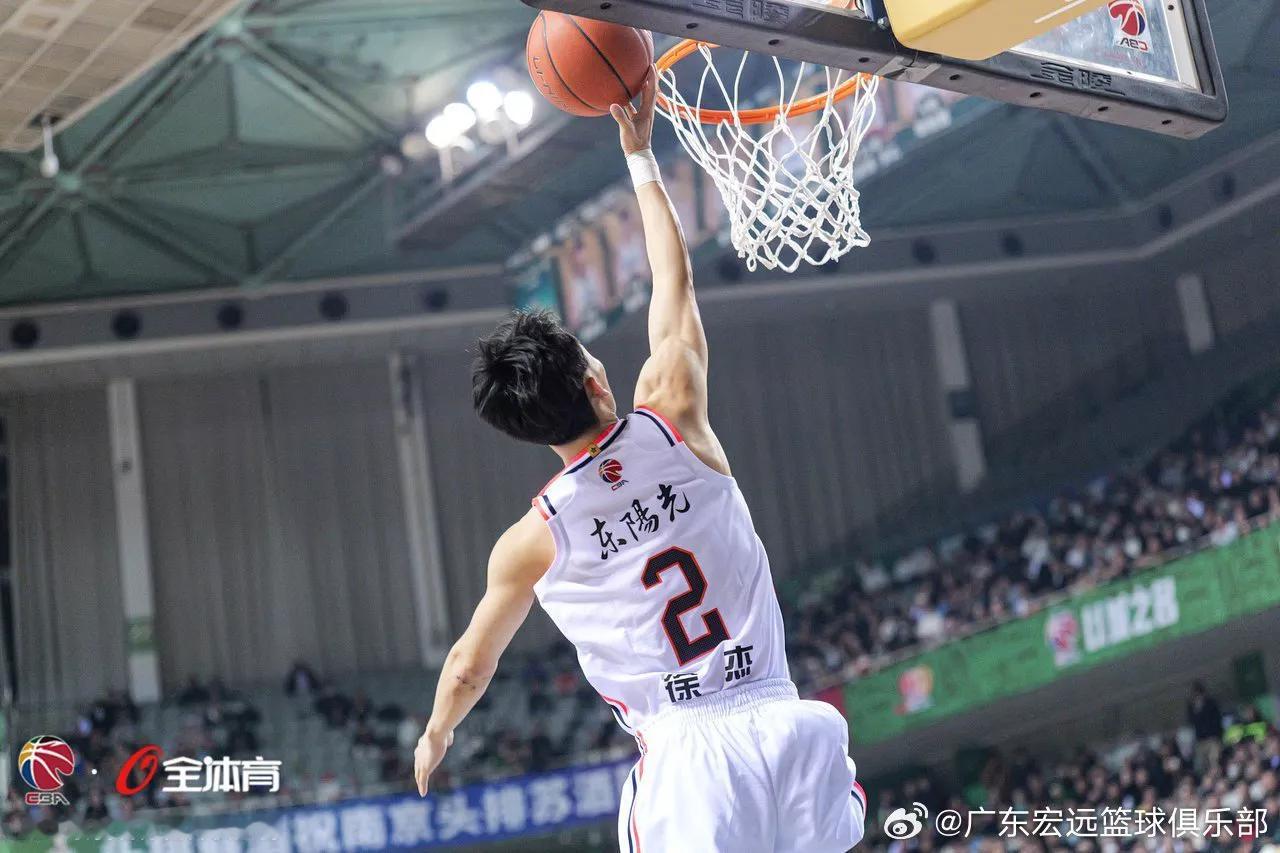 广东男篮93:96同曦男篮，这两点在比赛中或许已经找到答案  1、贝兹...