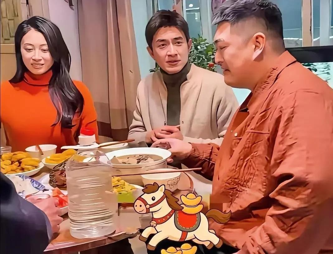 林更新和赵本山儿子赵大牛这顿东北老乡局，比那些摆拍晚宴好看一百倍。镜头里没有龙虾鲍鱼，就是一桌子家常菜，中间杵着一大桶酒，有人认出像东北散白，有人说是大桶饮料，但那种“别端着、坐下就开造”的劲儿骗不了人。娱乐圈太多饭局吃的是人脉和算计，这俩人倒好，老乡见老乡，筷子一夹、杯子一碰，明星包袱直接扔灶台后