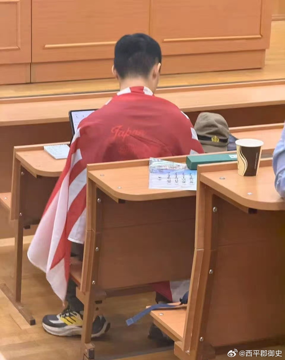 #披旭日旗留学生微信签名涉军国主义#
看看这三个热搜，啧啧啧，真是不查不知道，一查吓一跳，这哥们简直霸服叠满了啊，不简单啊！

第一，本人是劣迹斑斑，典型的精日，参加活动穿不适宜的日本衣服，说不适宜的日语，种种举动表明他绝非是一时的心血来潮！

第二，这家伙居然还支持台独分子，这事可就 ​