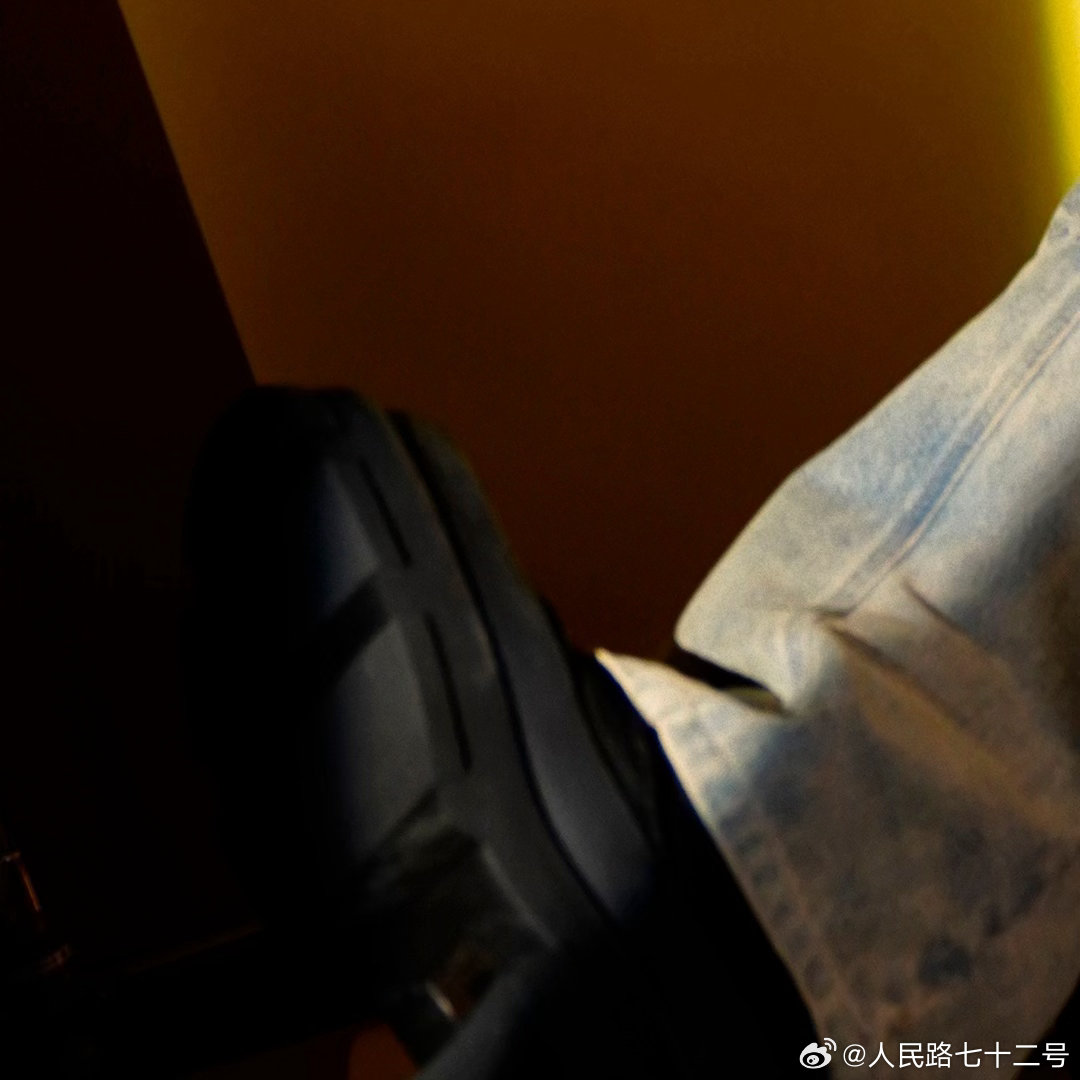 为什么对线
等级都差太多
给我点阿司匹林
感觉像是王闪火
市场很扑朔没办法做到轻易捕捉
但我已经猜到结果了
明年我会火
——张颜齐《达摩克利斯之剑》 ​