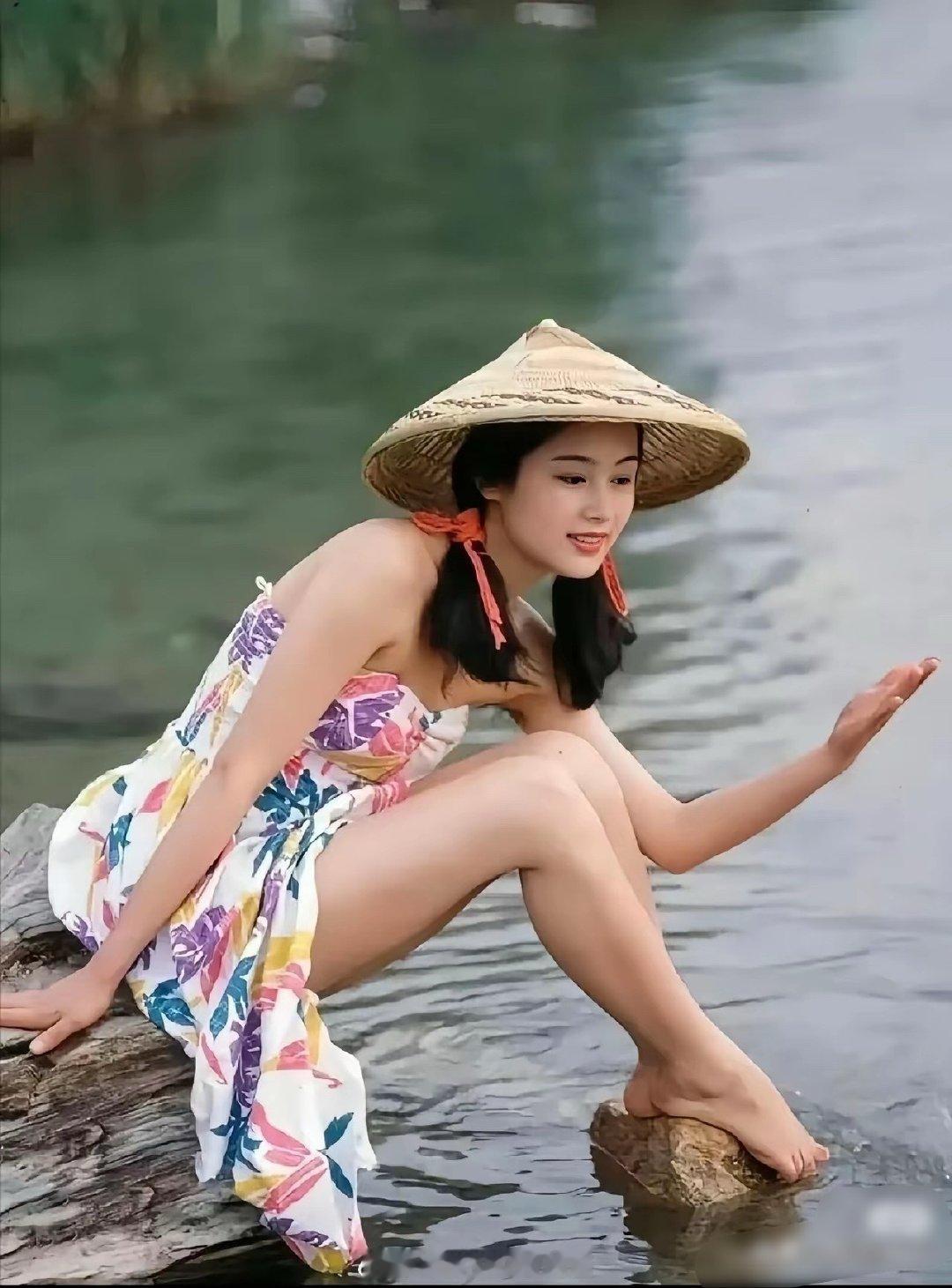 年轻时的陈红风情万种，大长腿直接霸屏，怪不得能套住陈凯歌的心 ​