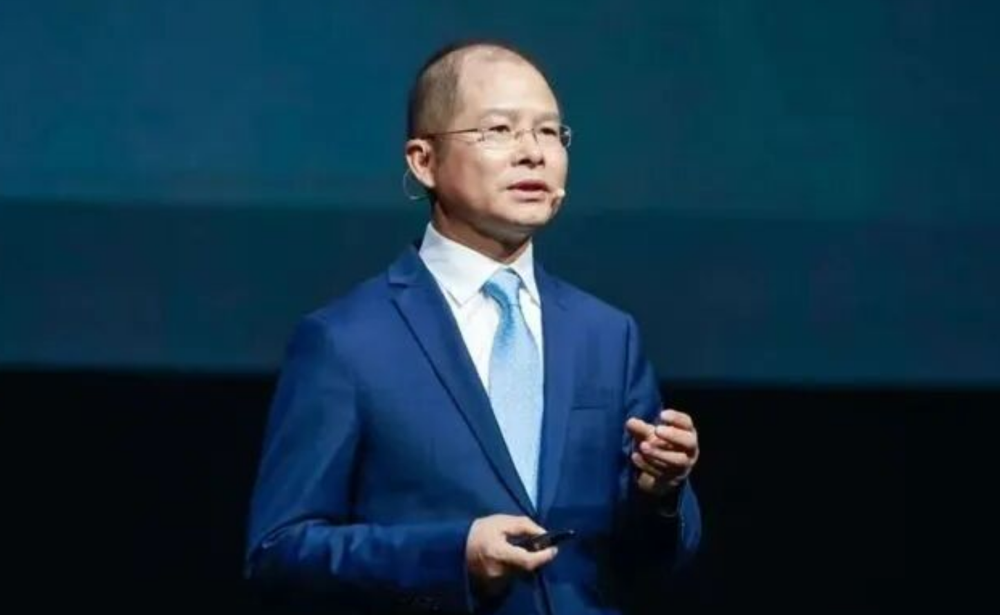 华为的徐直军终于把那层窗户纸捅破了——10月初，华为轮值董事长在全联接大会后接受媒体时坦言：从华为能统计到的数据看，昇腾在中国市场的份额已经超过了英伟达。
有机构给这句话补上了数字：2026年昇腾在中国AI芯片市场份额达到50%，英伟达被挤压到8%。要知道2022年这个比例还是英伟达95%、昇腾3%