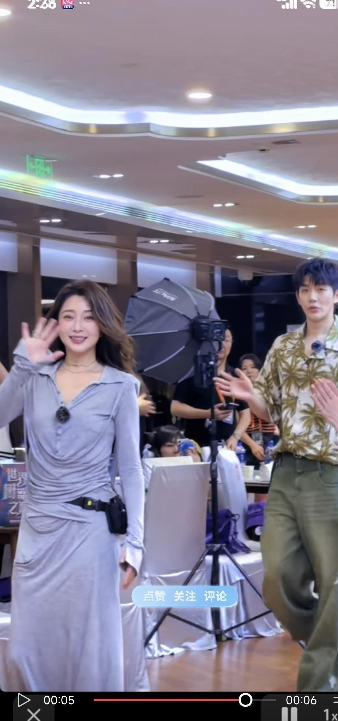 四十多岁女人状态好不好，根本不用看穿戴，看一眼眼神里的精气神就全露馅了。
林依晨和殷桃坐在一块儿的生图，让多少还在执着“高龄拼娃”的普通人彻底清醒了？
明明殷桃年纪还大两岁，可往椅子上一靠，头发蓬松，脖颈舒展，眼角眉梢全是那种饱满的肉头感。
反观旁边的林依晨，笑得依旧温婉，但骨相里的干瘪和挥不