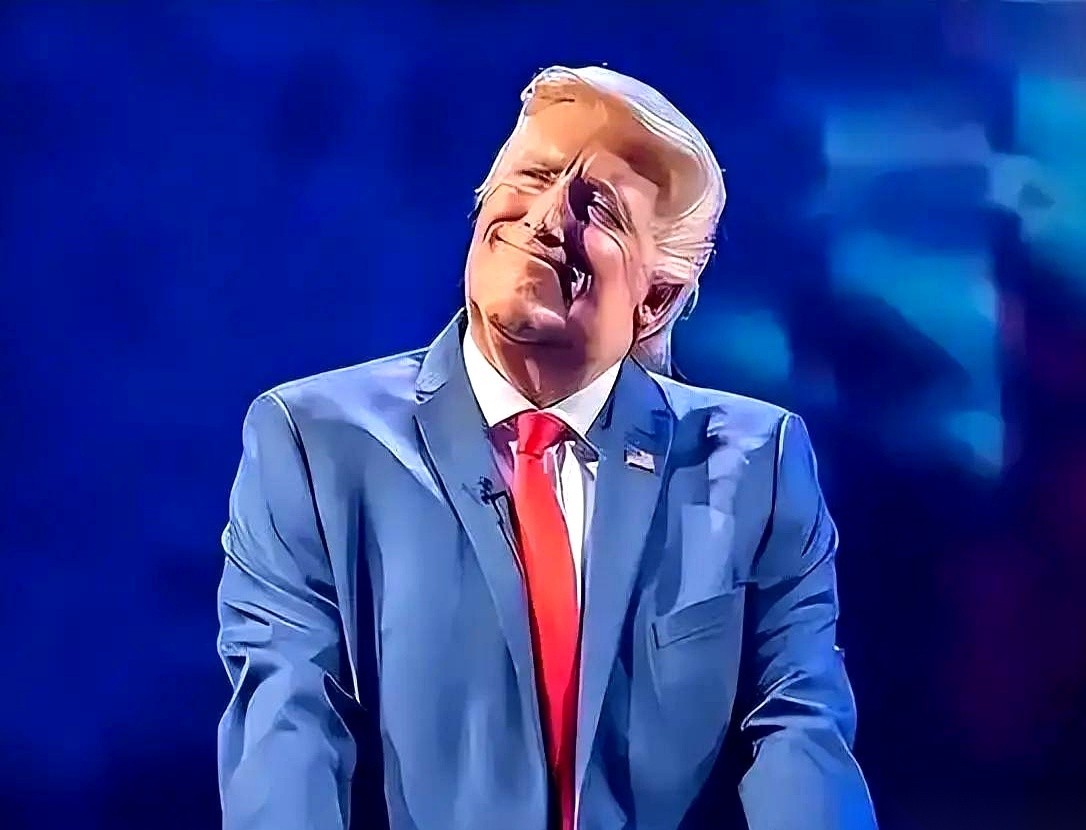 把中东的石油命脉霍尔木兹海峡，改名叫“特朗普海峡”。
这可不是什么深夜脱口秀的搞笑段子，而是实打实的一条新闻旧事。
当你回看这段关于那位美国前总统的公开信息，你会发现一个极其魔幻的现实：他硬生生把一出精心彩排了上百年的国际大戏，演成了赤裸裸的掀桌子现场。
过去几十年来，有那么一张欠条，被西装革履的大