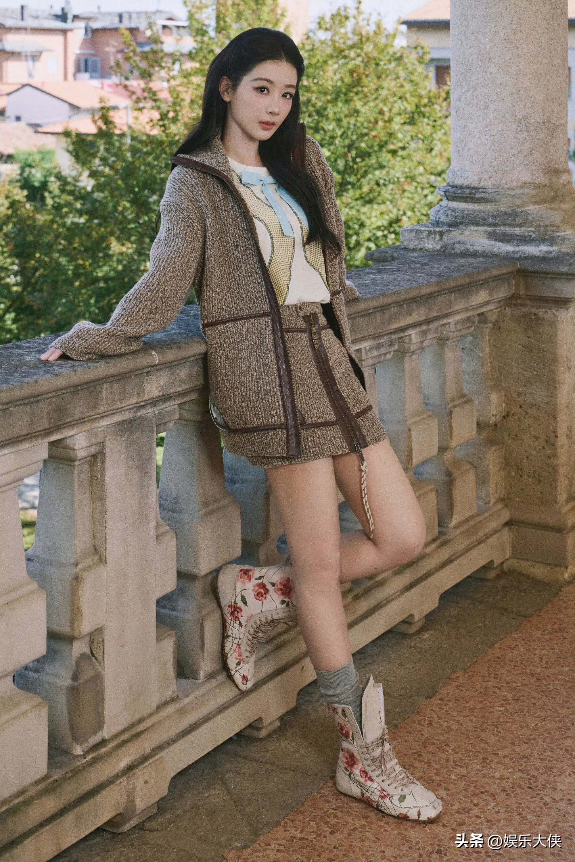 王亚飞终于翻身了，杨紫这妆一出来评论区全在夸，王亚飞赶紧点赞！

王亚飞之前被骂得有多惨大家还记得吧，给女明星化妆被粉丝追着吐槽，评论区全是让他走人的，搞得好像他手艺真拿不出手一样。

结果米兰时装周给杨紫化了两套，风向立马变了。
黑发半扎配轻复古，妆面干净不显脏，慵懒松弛感直接拉满，网友夸得停不下