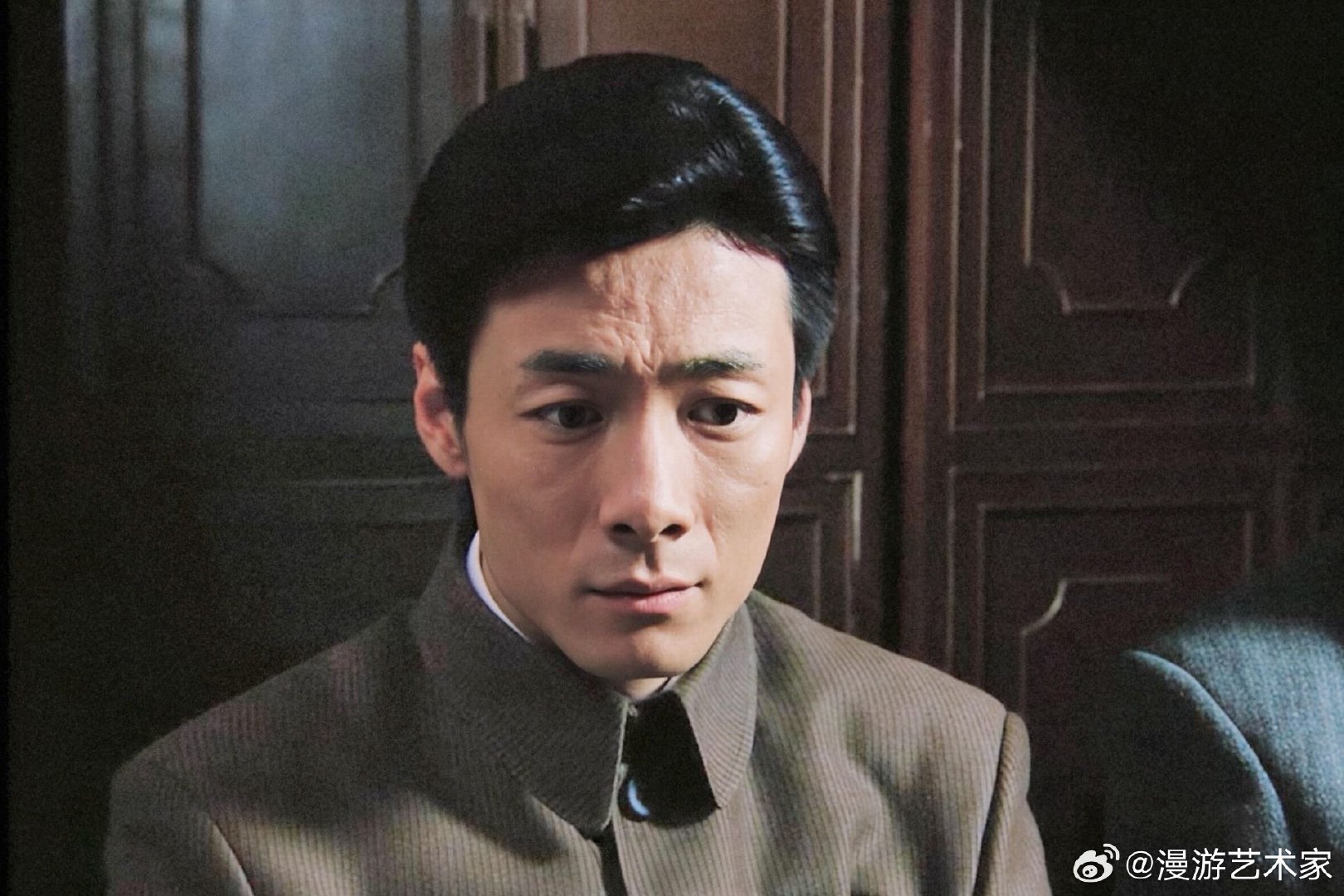 #潜伏李涯18年后又杀回情报站了#很难有反派能像李涯一样让人记这么多年。祖峰在新剧《交锋》出演情报官朱应甲，一身谍战氛围感拉满。隔着屏幕都能感受到那份紧绷感，恍惚间以为李涯从潜伏的故事里走了出来。 ​