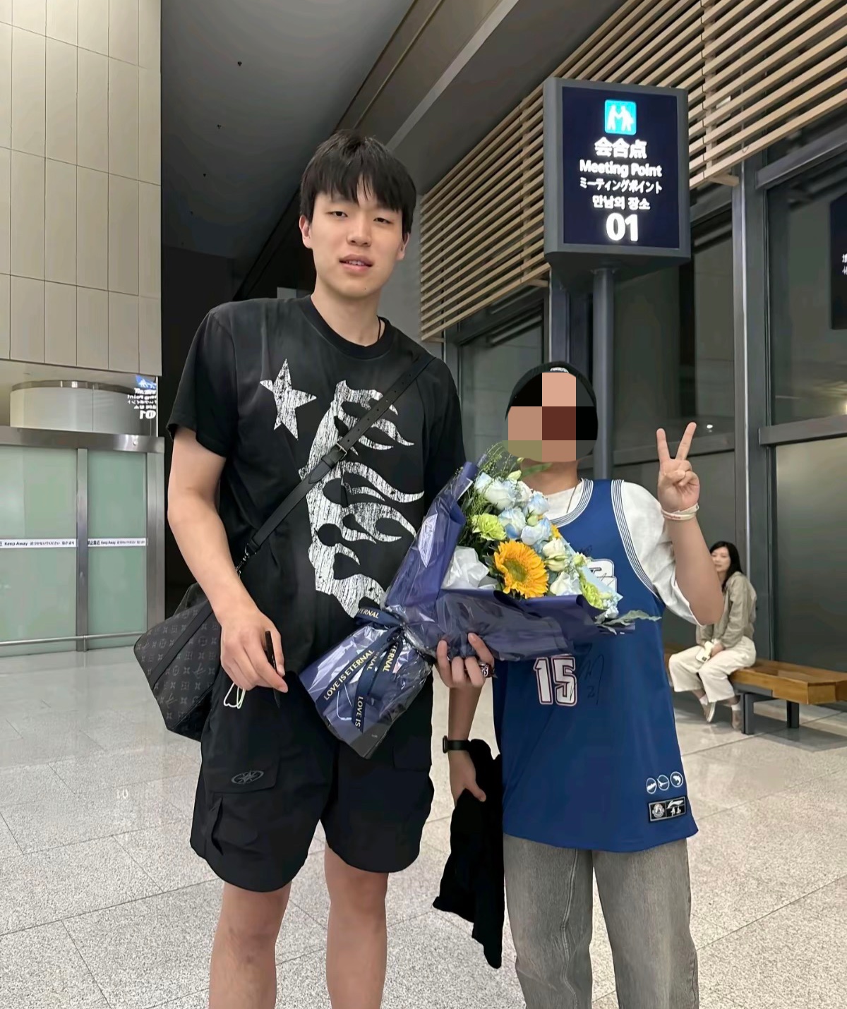 杨瀚森已经顺利回国！接下来的行程安排如下： 6月1日抵达青岛 6月2日...