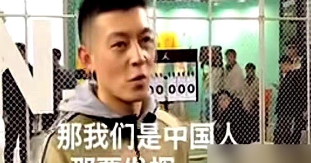 陈冠希复出拍戏，记者问黄秋生为啥接这片，他直接回俩字：钱多。
场面挺尴尬，但黄秋生转头就夸陈冠希，说他把中文台词全用拼音标出来，一句一句死磕。
10年没拍戏，陈冠希自己说，以前不够认真，现在想试试还有没有人看他。
前几天吉隆坡粉丝求合影，他板着脸说不行，三秒后大笑：逗你的。
当年那个痞帅顶流