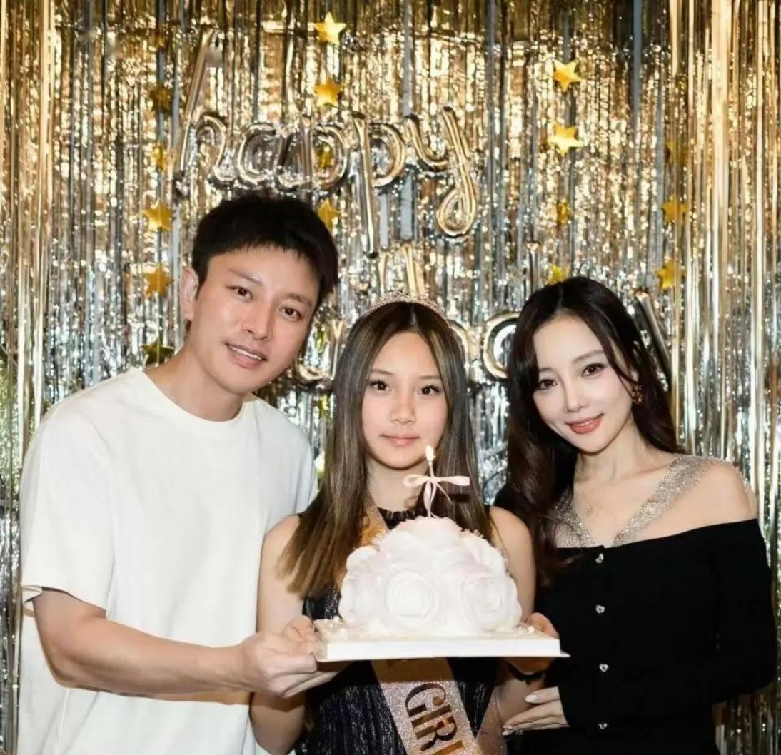贾乃亮为女儿再度和前妻同框，甜馨14岁生日宴一家三口团圆，直播狂卖5.7亿连夜赶场，零交流只陪娃，这合伙人模式能复婚吗？ ​