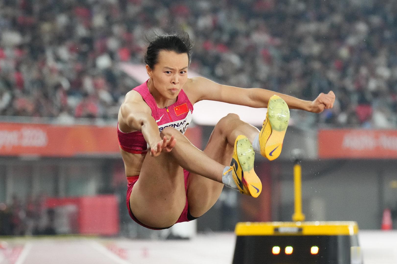 ❤️‍🔥最后一跳绝杀！
#2026年爱知-名古屋亚运会# 女子跳远决赛，🇨🇳黄滢滢在最后一跳跳出6米55的成绩，以2cm的优势实现绝杀获得金牌。另一位🇨🇳选手谈梦怡以6米46的成绩获得铜牌。 ​​​​
#黄滢滢亚运会女子跳远金牌# ​​​​