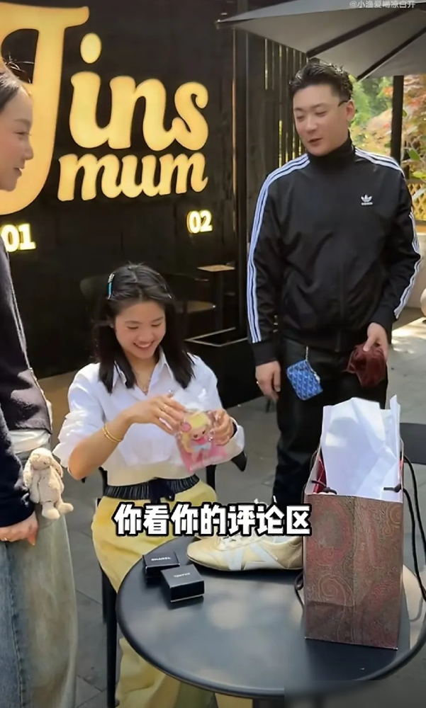晋妈停掉李勒优零花钱那天，这姑娘卡里余额连顿像样外卖都点不起。
一个坐拥两百万粉丝的账号，主角是她，流量是她，商业收益却跟她没半毛钱关系。账号挂在晋妈名下，公司崔晋管着，她每个月领点定额零花，花完了伸手要，要不到就饿着。面馆活儿她得干，视频她得出镜，但产权没她名，工资没她份，连口头承诺的房车铺子，
