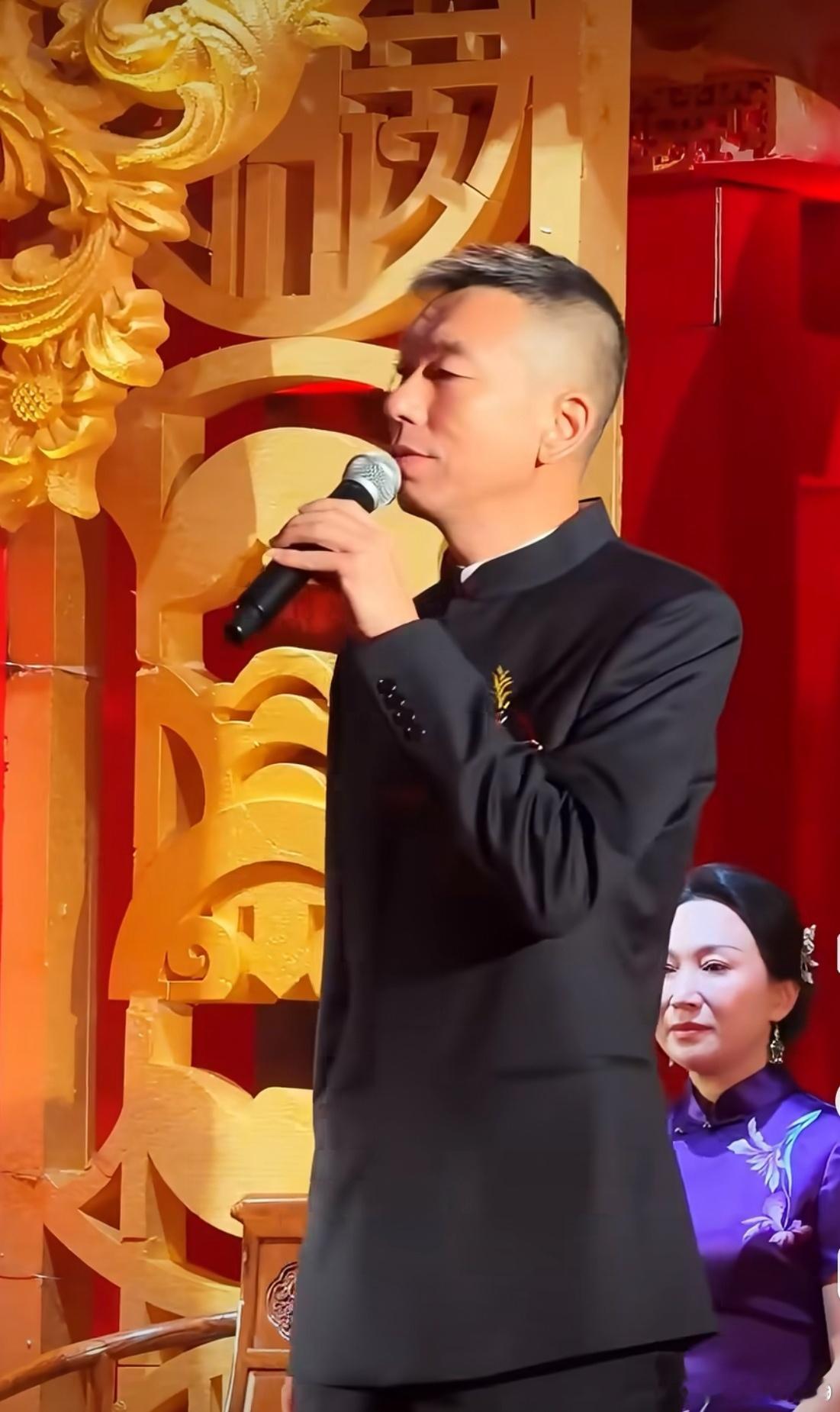 哈尔滨父亲为远嫁女儿致辞。刷到这段东北父亲在女儿从哈尔滨远嫁广东东莞婚礼上的致辞，这个爸爸没有长篇大论，只用三个词致辞：“五湖四海、万水千山、幸福美满。”五湖四海，是奔赴；万水千山，是牵挂；幸福美满，是祝愿。

这位父亲身材管理得好，衣着得体、状态在线，感觉像领导，妈妈坐在身后温柔 ​