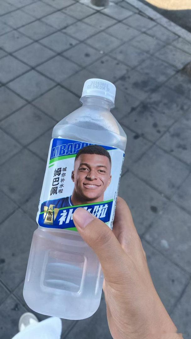 几千几百嗖嗖的付 小额小件扣扣嗖的省 
和大学生学的买东西先美团抖音搜搜一搜，这不4块钱的水1块钱喝上了，主打一个该省省该花花[开摆] ​
