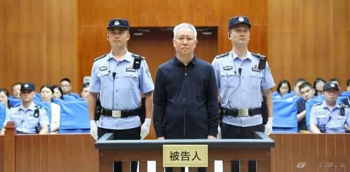 #许家印律师欲提120万港元被拒##香港高院驳回许家印律师申请#
许家印现任周狄律师行向香港高院提出申请，希望从前任律所托管的2000万港元暂存款项里，支取120万港元用作诉讼费，同时申请撤销“不缴费就丧失诉讼抗辩权”的禁令。

9月2日法官裁定，现任律师行没有拿到许家印本人有效授权，属于越权操作 ​