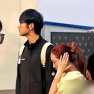 43岁金莎带小19岁老公逛环球影城，路人镜头一甩出来，评论区直接炸了。 
孙丞潇站在她旁边，灰T恤、胡茬没刮，素得跟刚睡醒出门买烟似的。网友原话：“这颜值放路人堆里都找不着，金莎图啥？” 
图啥？翻翻时间线就明白了。2025年12月，冰岛钻石沙滩求婚。2026年4月领证。10月8号金莎发合照，配文“一 ​