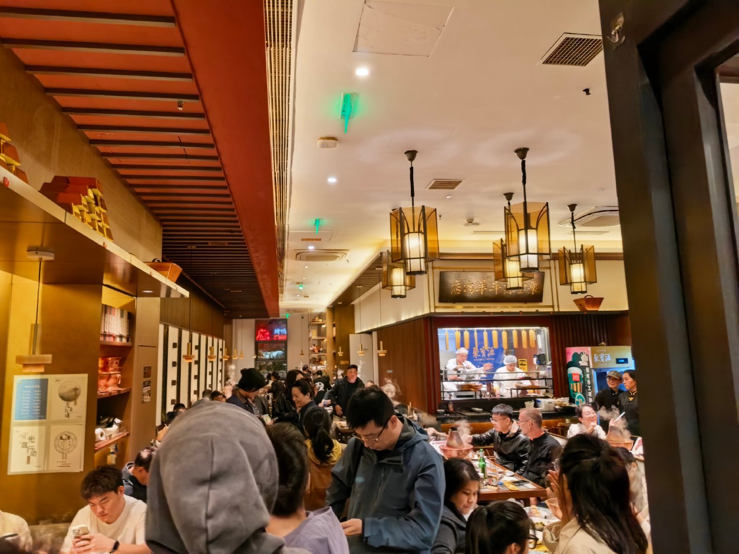 北京降温了 大降温
今天出门风吹脑袋疼那种
我感觉这天气体感 羽绒服都不热
大堵车 今天一个半小时才到家的
晚上想要去吃个聚宝源 结果排大队
啊啊啊啊啊啊啊啊～～～～～
老郁闷了 ​