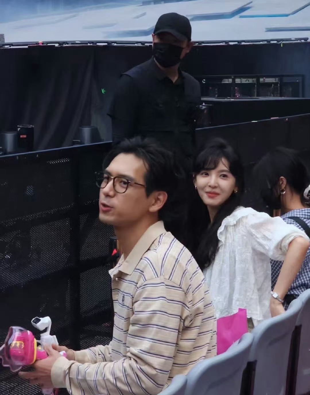 汪苏泷北京鸟巢演唱会星光满满，台下也上演超多有趣名场面！李现、章若楠现身内场，沉浸式打卡演唱会，氛围感直接拉满。
 
当晚李现化身气氛组，手里拿着luna设备，全程认真记录舞台，跟着歌声尽情投入，妥妥的忠实歌迷。网友还调侃他是“中华小曲库”，熟悉多首歌曲，看得出来是