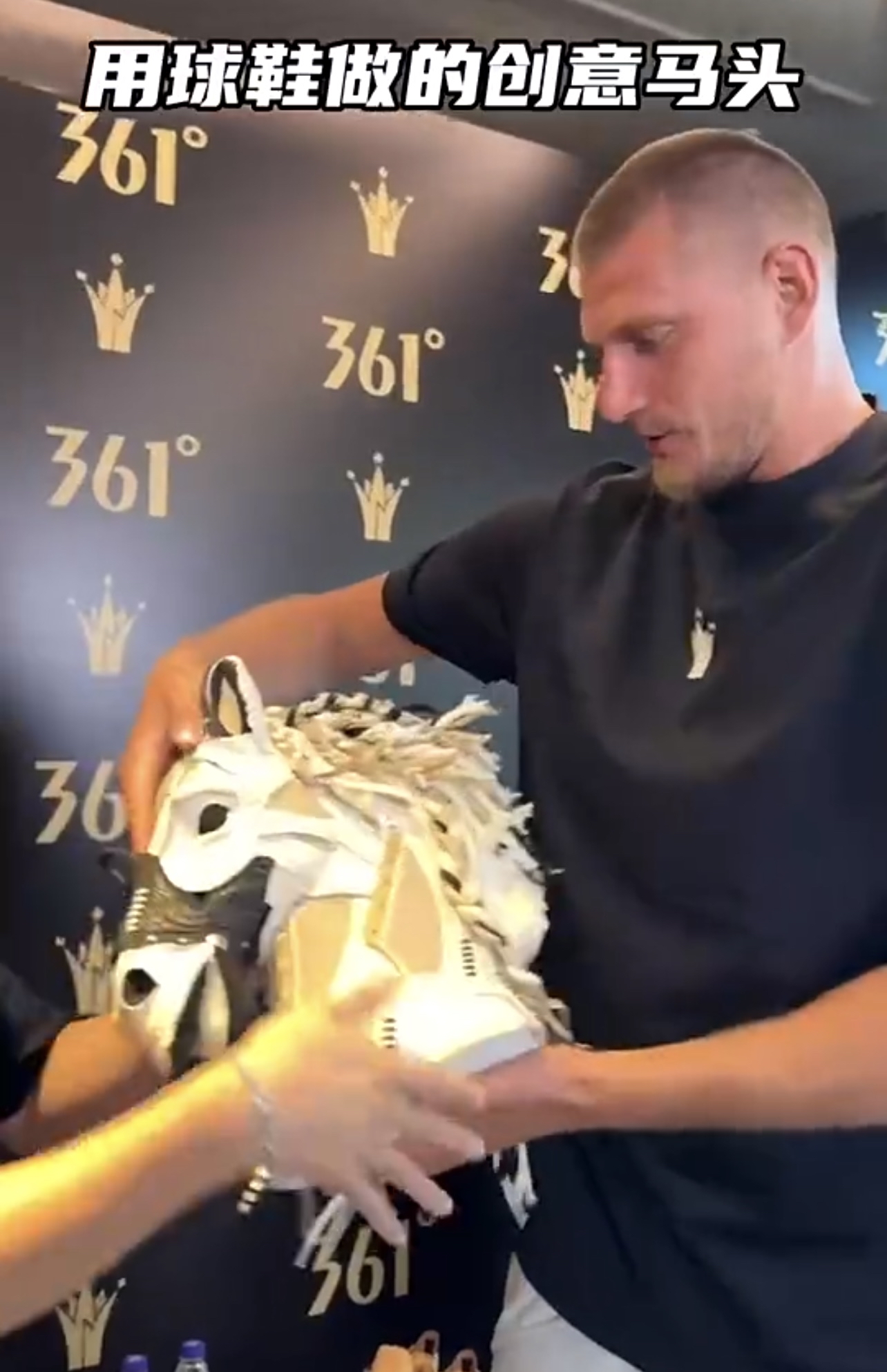 约基奇中国行，被一个粉丝送的礼物惊讶到了！ 一位粉丝送了约基奇一个用他...