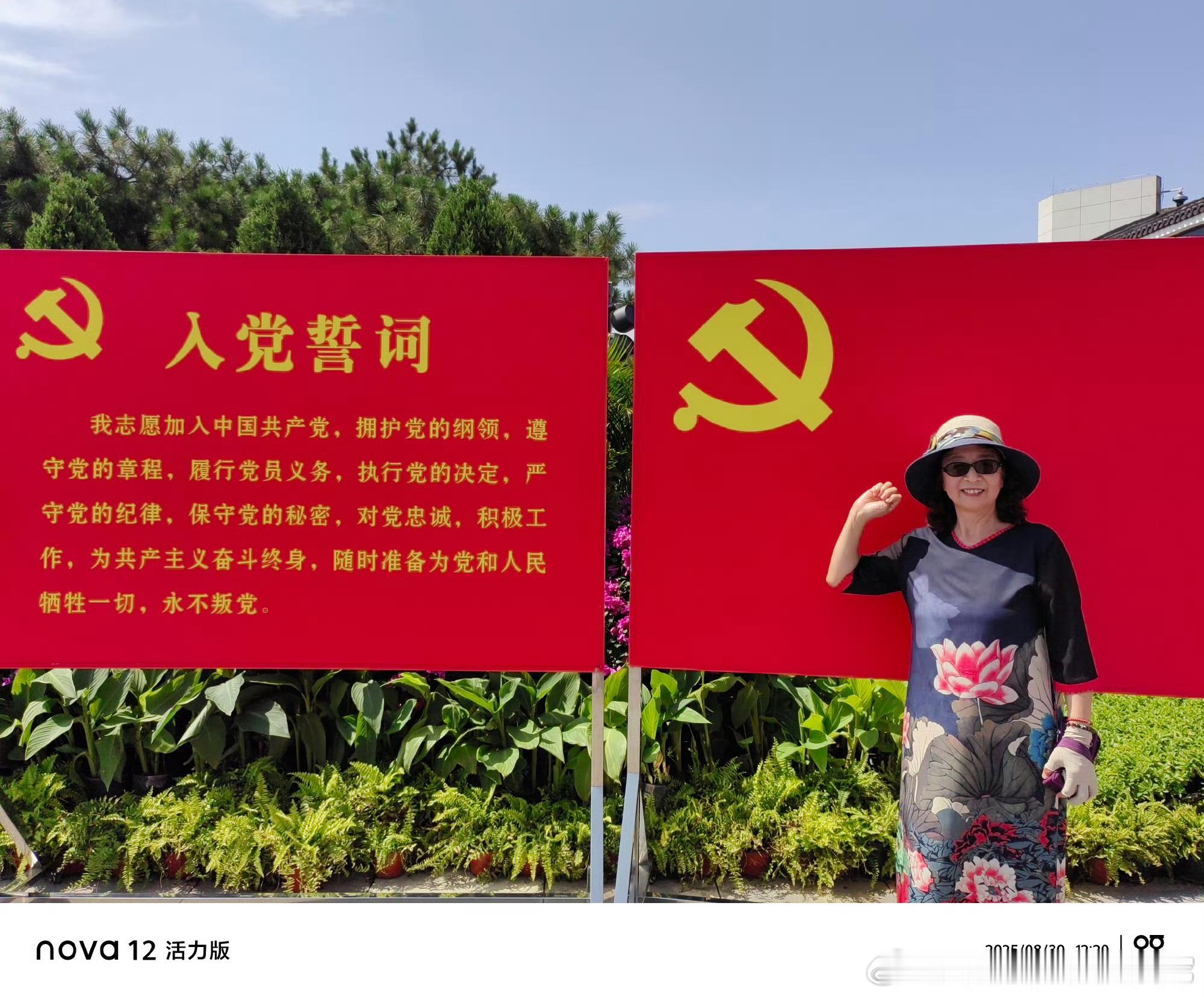 有个同龄的男性朋友私信我，
说他从去年5月到今年7月，
已经参加了6场葬礼，
平均每两个月就要送别一个熟悉的人离开。
离开的人，
有他的亲人、亲戚和朋友，
也有他的同事、领导和同学。
相比长辈的去世，
最令他错愕不及的是这两个人的离去：
一个是比他还小3岁的男同事，
逝于突发心梗，
另一个是前 ​